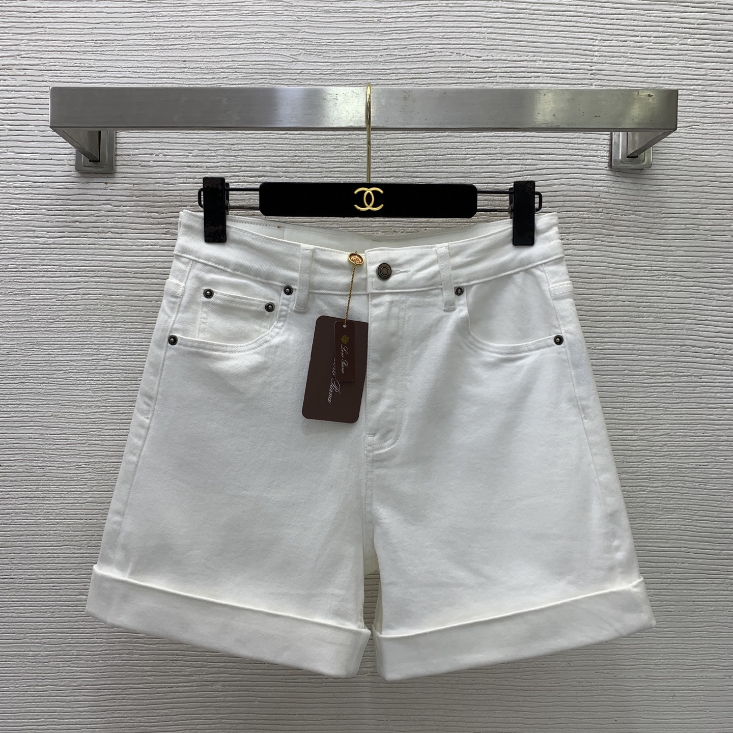 NO:859214,Model No. G26052376 Loro Pian*a’s new LP high-end customized stretch soft denim fabric, using letter logo metal accessories, back pocket embroidery badge, leather tag decoration, high waist slimming cuffed denim shorts!  Light blue, primary color, white, 26-27-28-29-30 (size 28 waist 72 micro-elastic, hip 96, pants length 38),,loro piana,loro piana,shorts,19860909款号G26052376 Loro Pian*a新款LP高端定制弹力软牛仔面料、采用字母logo金属配件后背口袋刺绣徽章皮牌装饰高腰显瘦翻边牛仔短裤！浅蓝、原色、白色、26-27-28-29-30（28码腰围72微弹力,臀围96,裤长38）,,loro piana,loro piana,shorts,,Women's clothing