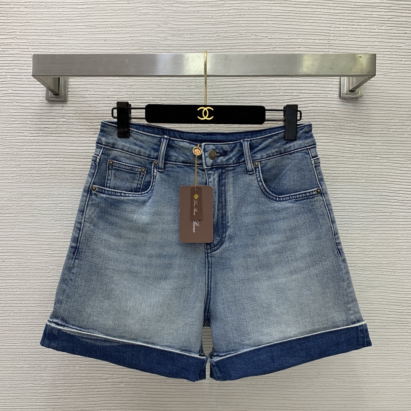 NO:857033,The highest version on the market, the girl inspects the goods, trims the three marks on the threads, pictures the goods and takes videos. If you want quality or service, please add me on WeChat. We do not accept urgent orders. Model No. G26052376 Loro  Pian*a is the latest version of the latest version on the market. The girl inspects the goods, trims the three marks on the threads, pictures of the goods and takes videos. If you want quality or service, please add me on WeChat. We will not accept urgent orders. LP high-end customized stretch soft denim fabric, with letter logo metal accessories, back pockets, embroidered badges and leather tags, high waist slimming cuffed denim shorts!  Light blue, primary color, white, 26-27-28-29-30 (size 28 waist 72 micro-elastic, hip 96, pants length 38), women's clothing, loro piana, loro piana, shorts,19860909市面最高版本小妹验货、修剪线头上三标、货可图及拍视频,要品质要服务的加我微信,不接急单.款号G26052376 Loro Pian*a新市面最高版本小妹验货、修剪线头上三标、货可图及拍视频,要品质要服务的加我微信,不接急单.款LP高端定制弹力软牛仔面料、采用字母logo金属配件后背口袋刺绣徽章皮牌装饰高腰显瘦翻边牛仔短裤！浅蓝、原色、白色、26-27-28-29-30（28码腰围72微弹力,臀围96,裤长38）,女装,loro piana,loro piana,shorts,,Women's clothing