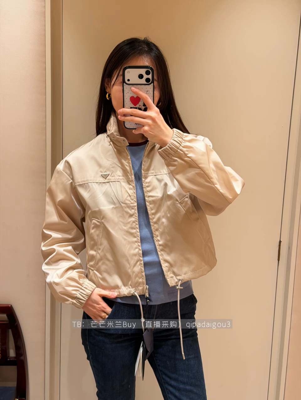 NO:852767,The highest version of the girl on the market will inspect the goods, trim the three marks on the threads, and ship the goods. If you want quality and service, please add me on WeChat. We will not accept urgent orders. Model No. D26051968 PRAD*A. The new highest version of the girl on the market will inspect the goods, trim the three marks on the threads, and ship the goods. If you want quality and service, please add me on WeChat. We will not accept urgent orders. P's customized letter logo hardware accessories and fashionable two-piece suit in workwear style!  Triangular logo badge decorated zip fly, loose and versatile stand-up collar jacket, hooded coat, work style large pockets, buckle waist, fashionable and versatile short skirt and skirt!  (M size shoulder width 56, bust 114, sleeve length 49, dress length 58; waist 70-80 elastic, hip 100, skirt length 36), Prada - clothing, prada, prada, skirts, jackets & coats, jackets & coats, hats,19860909市面最高版本小妹验货、修剪线头上三标、发货可发图及拍视频,要品质要服务的加我微信,不接急单.款号D26051968 PRAD*A新市面最高版本小妹验货、修剪线头上三标、发货可发图及拍视频,要品质要服务的加我微信,不接急单.款P家定制字母logo五金配件工装风时尚两件套装！三角标徽章装饰拉链门襟宽松百搭立领夹克连帽外套工装风大口袋卡扣腰头时尚百搭短裙半身裙！（M码肩宽56,胸围114,袖长49,衣长58；腰围70～80松紧弹力,臀围100,裙长36）,普拉达-服装,prada,prada,skirts,jackets & coats,jackets & coats,hats,,Women's clothing