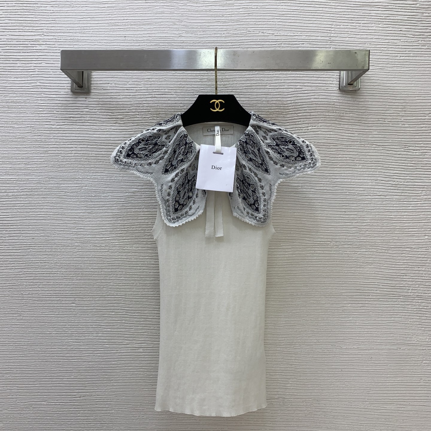 NO:857389,Model number G26052279 Dio* new high-end customized peacock feather petal collar lace-up bow decoration slim fit sleeveless knitted vest top!  36-38-40 (size 38 bust 50, length 56),,dior,19860909款号G26052279 Dio*新款高端定制 孔雀羽毛花瓣领系带蝴蝶结装饰修身显瘦无袖针织背心上衣！36-38-40（38码胸围50,衣长56）,,dior,,Women's clothing