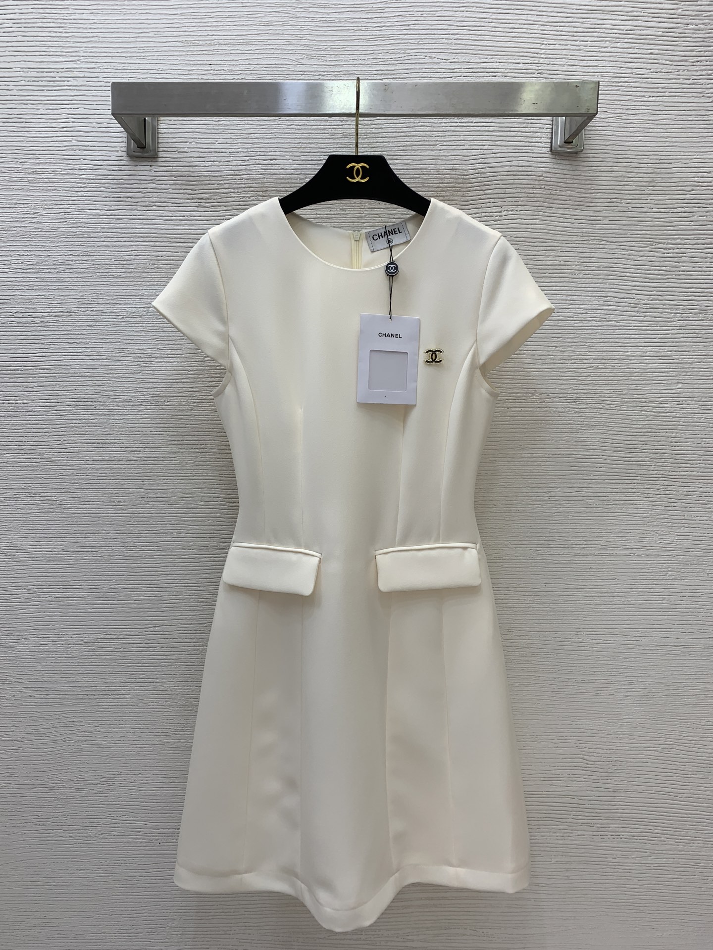 NO:857040,The girl of the highest version on the market will inspect the goods, trim the three marks on the threads, and take pictures of the goods and take videos. If you want quality and service, please add me on WeChat. We will not accept urgent orders. Style number G52348 CHANE*L. The girl of the new highest version on the market will inspect the goods, trim the three marks on the threads, show pictures of the goods and take videos. If you want quality and service, please add me on WeChat. We will not accept urgent orders. A high-end customized style. Elegant, simple and generous, with flap decoration, slimming waist and slimming A-line short-sleeved dress!  Beige, pink, (S size bust 84, waist 70, sleeve length 11, skirt length 90), Chanel-clothing, chanel, chanel, skirts, T-shirt,19860909市面最高版本小妹验货、修剪线头上三标、货可图及拍视频,要品质要服务的加我微信,不接急单.款号G52348 CHANE*L新市面最高版本小妹验货、修剪线头上三标、货可图及拍视频,要品质要服务的加我微信,不接急单.款高端定制 气质高雅简约大方翻盖装饰收腰显瘦A字短袖连衣裙！米色、粉色、 （S码胸围84,腰围70,袖长11,裙长90）,香奈儿-服装,chanel,chanel,skirts,T-shirt,,Women's clothing