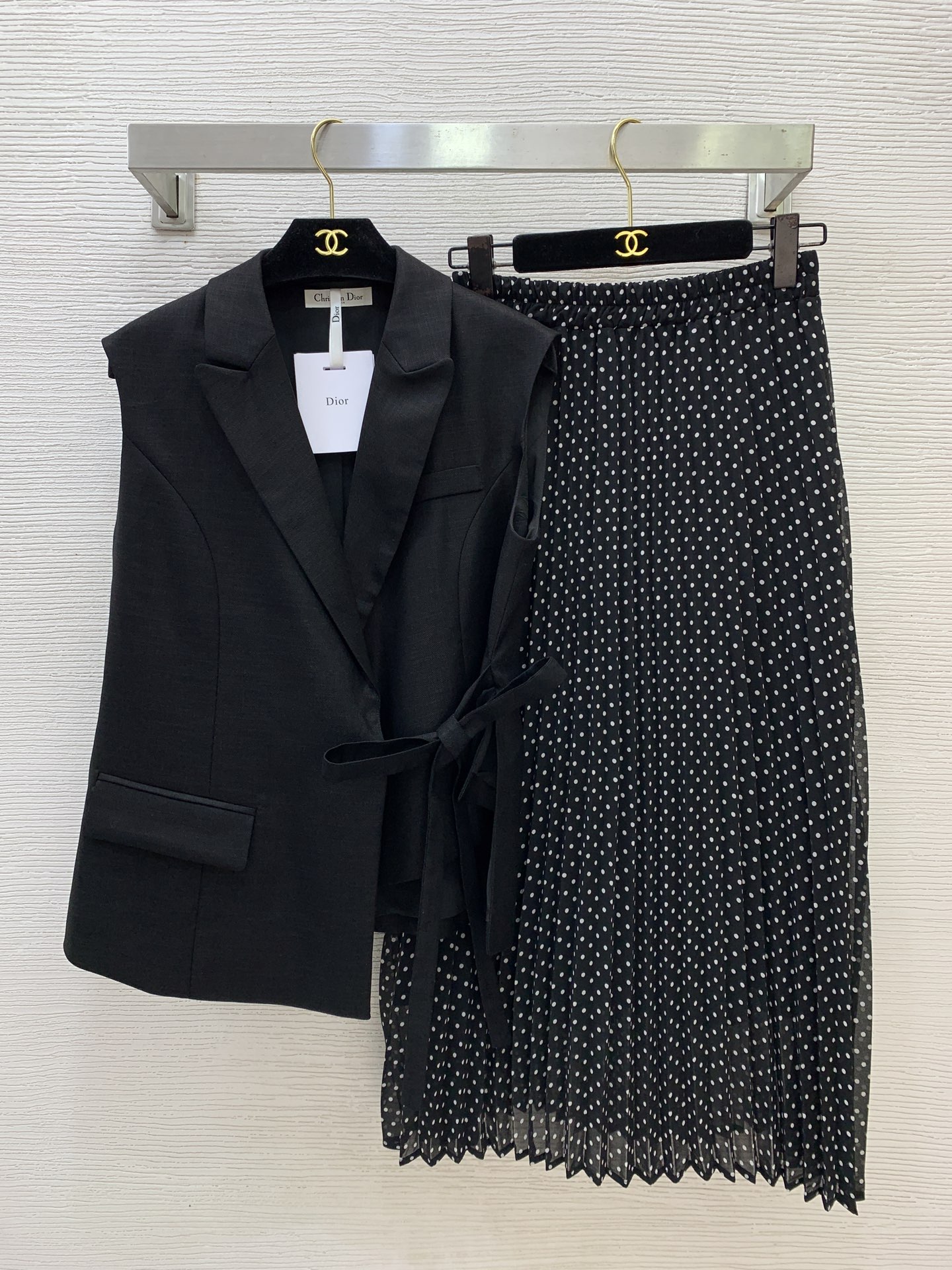 NO:859184,Style No. G26052375 Dio* new high-end customized elegant two-piece suit!  Side slit straps, slimming sleeveless vest top, elastic waist, pleated skirt, long pleated skirt!  Black, 36.38.40.42 (size 36, shoulder width 39, bust 92, mid-back length 58; waist 64-82 elastic, skirt length 82),, dior, skirts,19860909款号G26052375 Dio*新款高端定制气质高雅两件套装！侧开叉绑带修身显瘦无袖马甲上衣松紧腰压褶裙摆长款百褶半身裙！黑色,36.38.40.42（36码肩宽39,胸围92,后中长58；腰围64～82弹力,裙长82）,,dior,skirts,,Women's clothing