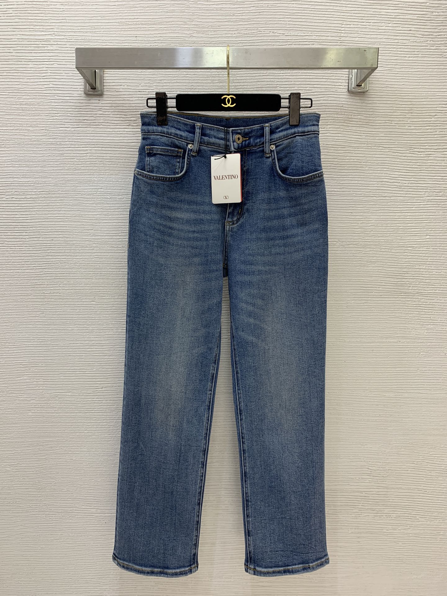 NO:857084,The highest version of the girl on the market inspects the goods, trims the three marks on the threads, pictures of the goods and takes videos. If you want quality and service, add me on WeChat. We will not accept urgent orders. Model number G26052425 VALENTINO. The highest version of the new version on the market. The girl inspects the goods, trims the three marks on the threads, pictures of the goods and takes videos. If you want quality and service, add me on WeChat. We do not accept urgent orders.  High-end customized stretch soft denim fabric, using letter logo hardware accessories and leather brand embroidery logo on the back, slimming and slimming high-waisted jeans and cigarette pants!  26-27-28-29-30 (size 28, waist 68, high elasticity, hips 88, pants length 96), Valentino-clothing, valentino, valentino, jeans,19860909市面最高版本小妹验货、修剪线头上三标、货可图及拍视频,要品质要服务的加我微信,不接急单.款号G26052425 VALENTINO华伦家新市面最高版本小妹验货、修剪线头上三标、货可图及拍视频,要品质要服务的加我微信,不接急单.款 高端定制弹力软牛仔面料、采用字母logo五金配件后背皮牌刺绣徽标修身显瘦高腰牛仔裤烟管裤！26-27-28-29-30（28码腰围68高弹力,臀围88,裤长96）,华伦天奴-服装,valentino,valentino,jeans,,Women's clothing