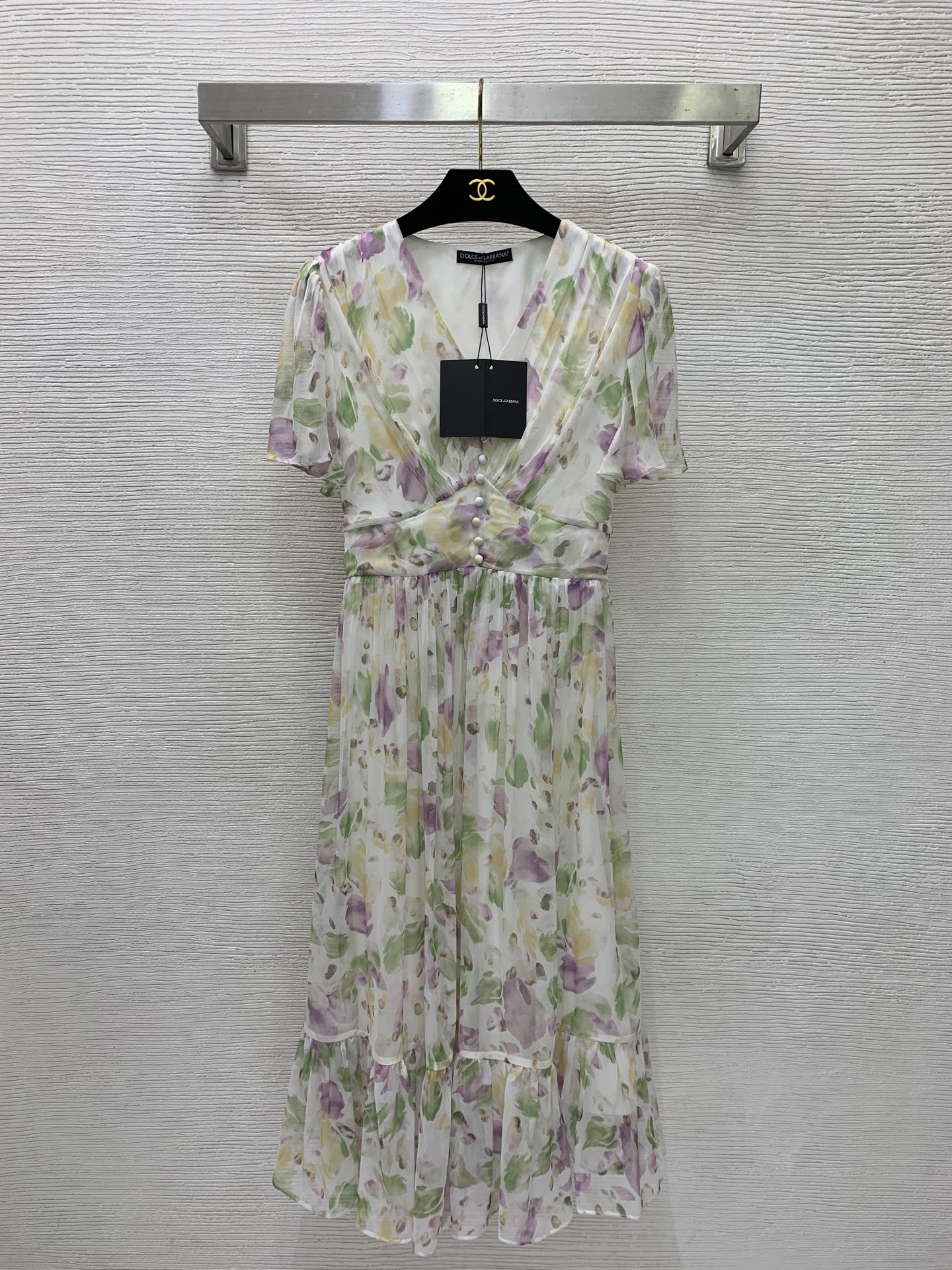NO:857049,The highest version of the girl on the market inspects the goods, trims the three marks on the threads, pictures of the goods and takes videos. If you want quality and service, add me on WeChat. We will not accept urgent orders. Model No. G26052315 & Dolce & Gabbana DG New The highest version on the market. The girl inspects the goods, trims the three marks on the threads, pictures of the goods and takes videos. If you want quality and service, add me on WeChat. We do not accept urgent orders.  High-end customized imitation silk flowing fabric, all-over contrasting printed half-breasted decoration, waist-cinching large skirt, V-neck short-sleeved dress!  (S size shoulder width 37, bust 88, waist 72, sleeve length 22, skirt length 112), Dolce & Gabbana-clothing, Dolce&Gabbana, skirts, T-shirt, real silk,19860909市面最高版本小妹验货、修剪线头上三标、货可图及拍视频,要品质要服务的加我微信,不接急单.款号G26052315 &杜嘉班纳DG新市面最高版本小妹验货、修剪线头上三标、货可图及拍视频,要品质要服务的加我微信,不接急单.款 高端定制仿真丝飘逸面料、通体撞色印花半排扣装饰打揽收腰大裙摆V领短袖连衣裙！ （S码肩宽37,胸围88,腰围72,袖长22,裙长112）,杜嘉班纳-服装,Dolce&Gabbana,skirts,T-shirt,real silk,,Women's clothing