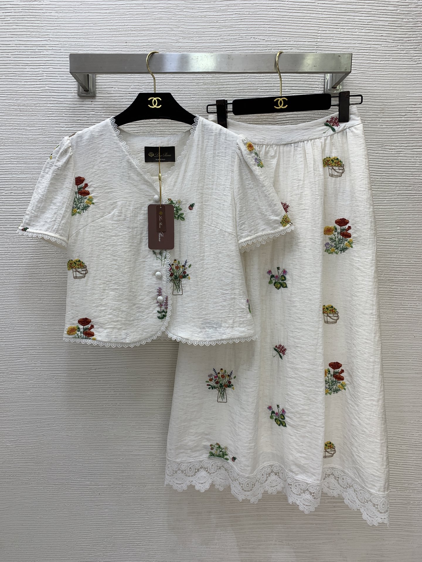 NO:857075,The girl of the highest version on the market inspects the goods, trims the three marks on the threads, pictures of the goods and takes videos. If you want quality and service, please add me on WeChat. We will not accept urgent orders. Model No. G26052584 Loro Pian*a. The girl of the new highest version on the market inspects the goods, trims the three marks on the threads, pictures of the goods and takes videos. If you want quality and service, please add me on WeChat and we will not accept urgent orders. LP high-end customized Tencel linen fabric is breathable and comfortable, heavy-duty flower embroidery is fashionable and versatile two-piece suit!  Water-soluble lace splicing, button placket, V-neck short-sleeved top, water-soluble lace splicing, high waist, long hem, the highest version on the market. The girl inspects the goods, trims the three marks on the threads, pictures of the goods and takes videos. If you want quality and service, please add me on WeChat. We will not accept urgent orders. This skirt!  Pink, beige, (S size shoulder width 37, bust 86, sleeve length 22, dress length 49; waist 62 ~ 70 back elastic, skirt length 87), women's clothing, loro piana, loro piana, skirts, T-shirt,19860909市面最高版本小妹验货、修剪线头上三标、货可图及拍视频,要品质要服务的加我微信,不接急单.款号G26052584 Loro Pian*a新市面最高版本小妹验货、修剪线头上三标、货可图及拍视频,要品质要服务的加我微信,不接急单.款LP高端定制天丝亚麻面料透气舒适、重工花朵绣花时尚百搭两件套装！水溶花边拼接系扣门襟V领短袖上衣水溶蕾丝花边拼接高腰大摆长市面最高版本小妹验货、修剪线头上三标、货可图及拍视频,要品质要服务的加我微信,不接急单.款半身裙！粉色、米色、 （S码肩宽37,胸围86,袖长22,衣长49；腰围62～70后背弹力,裙长87）,女装,loro piana,loro piana,skirts,T-shirt,,Women's clothing