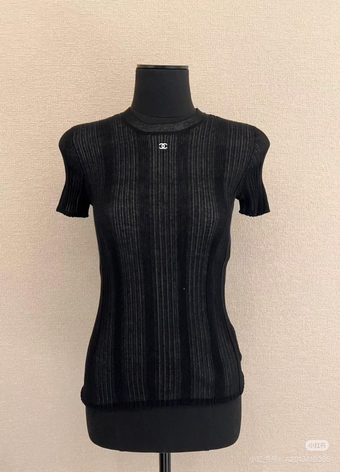 NO:852739,The girl of the highest version on the market will inspect the goods, trim the three marks on the threads, and ship the goods. If you want quality and service, please add me on WeChat. We will not accept urgent orders. Model No. G26051976. CHANEL. The highest version on the market. The girl will inspect the goods, trim the three marks on the threads, and ship the goods. You can send pictures and videos. If you want quality and service, please add me on WeChat. We will not accept urgent orders. High-end customization. Double C accessories logo pit stripes on the chest, slim fit short-sleeved sweater top!  Black, orange, 36-38-40 (38 size bust 66, sleeve length 23, dress length 59), Chanel-clothing, chanel, chanel, T-shirt,19860909市面最高版本小妹验货、修剪线头上三标、发货可发图及拍视频,要品质要服务的加我微信,不接急单.款号G26051976 CHANEL新市面最高版本小妹验货、修剪线头上三标、发货可发图及拍视频,要品质要服务的加我微信,不接急单.款高端定制 胸前双C配件徽标坑条纹修身显瘦短袖针织衫上衣！黑色、橘红色、36-38-40（38码胸围66,袖长23,衣长59）,香奈儿-服装,chanel,chanel,T-shirt,,Women's clothing