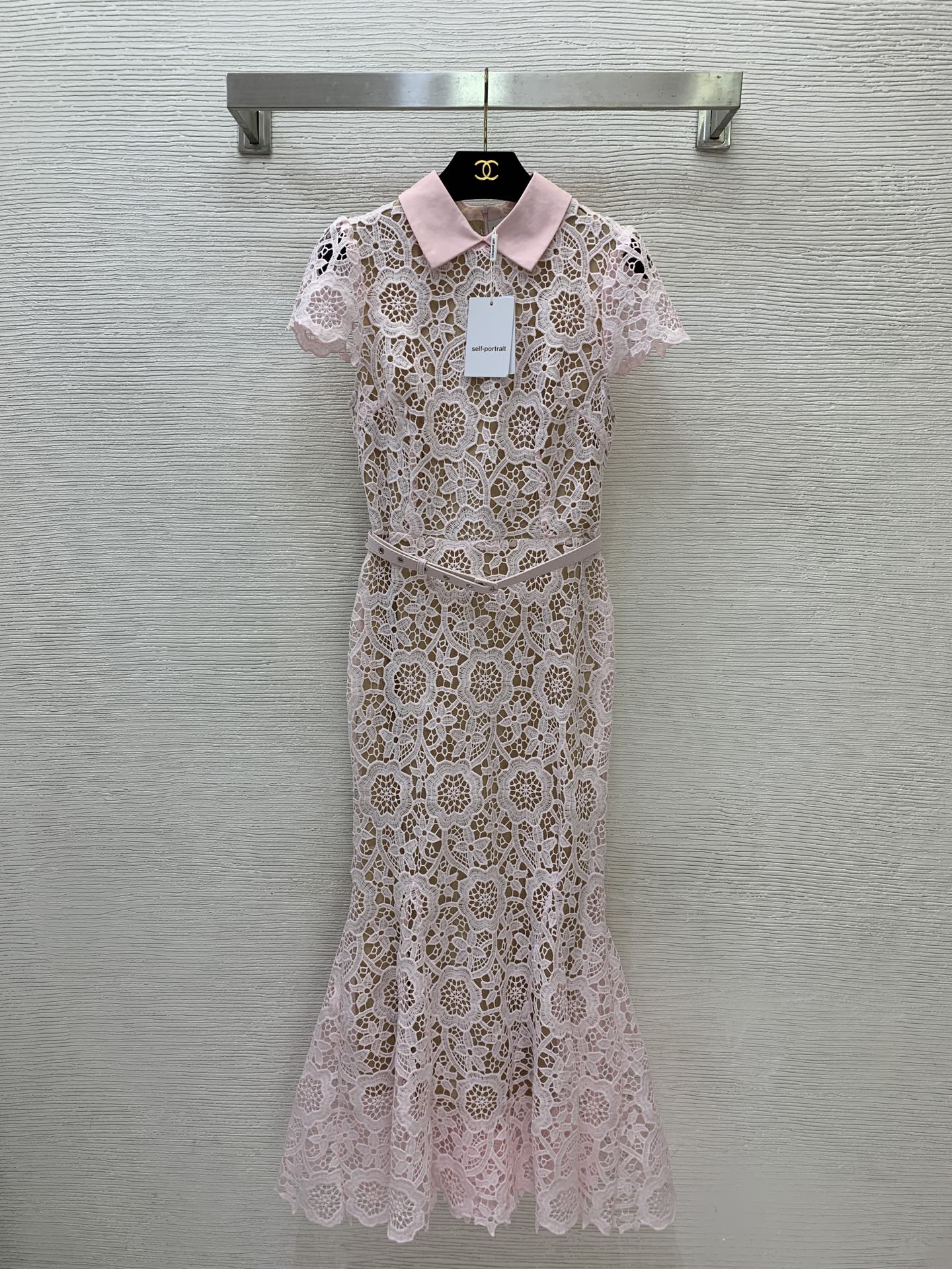 NO:859194,Style No. G26052315 Self-Portrai* new SP home high-end customized lace water-soluble flower hollow hook-knit fabric, super slim and slim lapel hip-covering fishtail skirt short-sleeved dress with belt!  Blue, pink, (M size bust 84, waist 70, sleeve length 15, skirt length 127),,skirts,T-shirt,19860909款号G26052315 Self-Portrai*新款SP家高端定制蕾丝水溶花镂空勾花面料、超级修身显瘦翻领包臀鱼尾裙短袖连衣裙配腰带！蓝色、粉色、 （M码胸围84,腰围70,袖长15,裙长127）,,skirts,T-shirt,,Women's clothing
