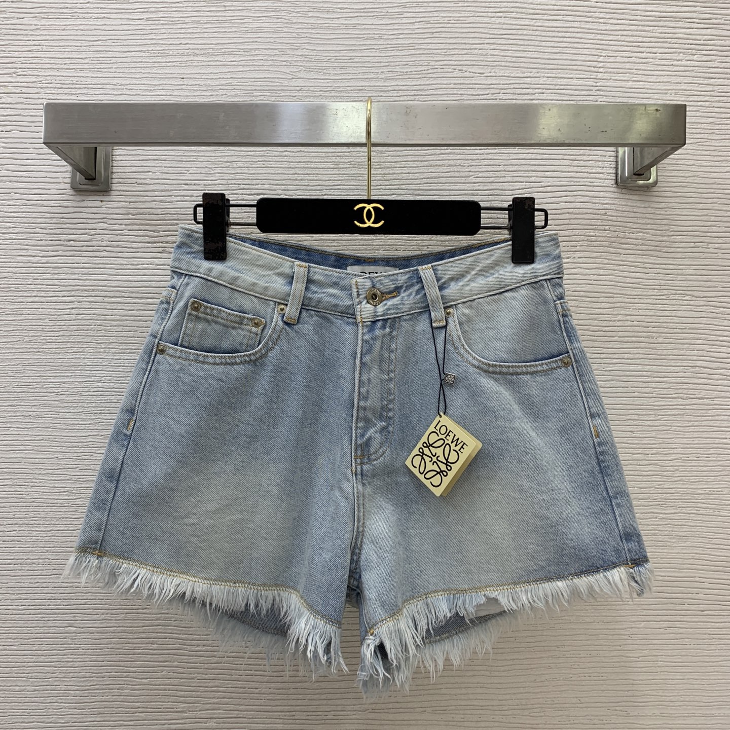 NO:861966,Model number G26053458 LOEW* new high-end customized letter logo metal accessories YKK zipper fly mid-high waist tassel edge denim shorts!  Light blue, 24-25-26-27-28-29-30 (size 27 waist 72 non-elastic, pants length 30/waist ±2),,loewe,shorts,19860909款号G26053458 LOEW*新款 高端定制字母logo金属配件YKK拉链门襟中高腰流苏边牛仔短裤！浅蓝色,24-25-26-27-28-29-30（27码腰围72无弹力,裤长30/腰围±2）,,loewe,shorts,,Women's clothing