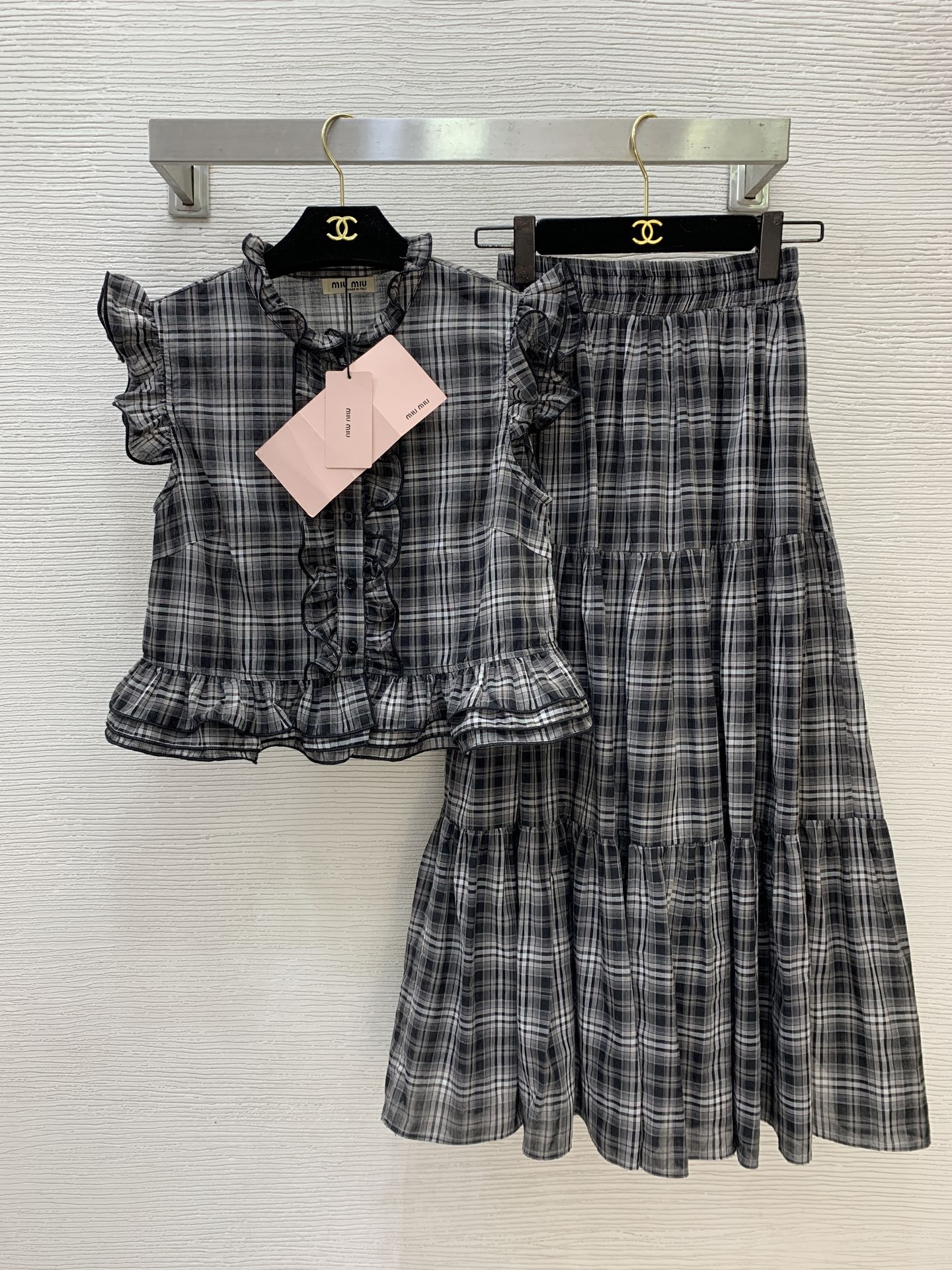 NO:856983,The highest version of the girl on the market inspects the goods, trims the three marks on the threads, pictures of the goods and takes videos. If you want quality and service, please add me on WeChat. We will not accept urgent orders. Model No. G26052648 MIUMI  Fungus edge splicing, flying sleeves, button placket, round neck top, segmented splicing, large skirt and long hem. The highest version on the market. The girl inspects the goods, trims the three marks on the threads, pictures of the goods and takes videos. If you want quality and service, please add me on WeChat. We will not accept urgent orders. This skirt!  (S size bust 86, length 47; waist 58-72 elastic, skirt length 86), Miu Miu-clothing, miumiu, skirts,19860909市面最高版本小妹验货、修剪线头上三标、货可图及拍视频,要品质要服务的加我微信,不接急单.款号G26052648 MIUMI*U缪家新市面最高版本小妹验货、修剪线头上三标、货可图及拍视频,要品质要服务的加我微信,不接急单.款高端定制减龄气质格纹两件套装！木耳边拼接飞飞袖系扣门襟圆领上衣分段拼接大裙摆长市面最高版本小妹验货、修剪线头上三标、货可图及拍视频,要品质要服务的加我微信,不接急单.款半身裙！ （S码胸围86,衣长47；腰围58～72弹力,裙长86）,缪缪-服装,miumiu,skirts,,Women's clothing