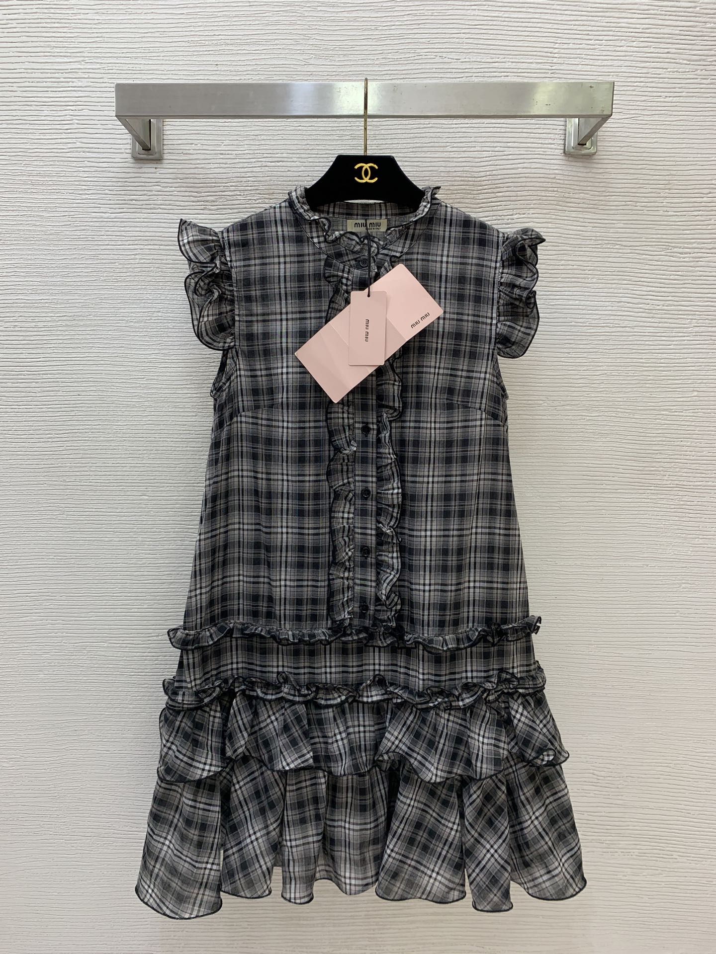 NO:856993,The highest version of the girl on the market inspects the goods, trims the three marks on the threads, pictures of the goods and takes videos. If you want quality and service, please add me on WeChat. We will not accept urgent orders. Model No. G26052650 MIUMI  Button placket, round neck and flying sleeves plaid dress!  (S size bust 86, skirt length 86), Miu Miu-clothing, miumiu, skirts,19860909市面最高版本小妹验货、修剪线头上三标、货可图及拍视频,要品质要服务的加我微信,不接急单.款号G26052650 MIUMI*U缪家新市面最高版本小妹验货、修剪线头上三标、货可图及拍视频,要品质要服务的加我微信,不接急单.款高端定制减龄气质荷叶边拼接 系扣门襟圆领飞飞袖格纹连衣裙！ （S码胸围86,裙长86）,缪缪-服装,miumiu,skirts,,Women's clothing