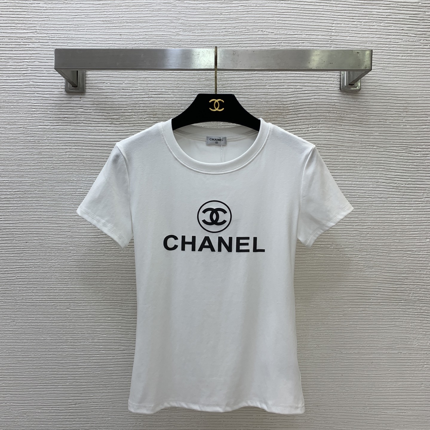 NO:857047,The highest version of the girl on the market inspects the goods, trims the three marks on the threads, pictures of the goods and takes videos. If you want quality and service, please add me on WeChat. We will not accept urgent orders. Model No. D26052584 CHANE*L. The new highest version of the girl on the market will inspect the goods, trim the three marks on the threads, show pictures of the goods and take videos. If you want quality and service, please add me on WeChat and we will not accept urgent orders. Style Slim and slim round neck short-sleeved T-shirt top!  Black, white, (M size shoulder width 36, bust 78, sleeve length 14, dress length 54), Chanel-clothing, chanel, chanel, T-shirt, tees, t-shirt,19860909市面最高版本小妹验货、修剪线头上三标、货可图及拍视频,要品质要服务的加我微信,不接急单.款号D26052584 CHANE*L新市面最高版本小妹验货、修剪线头上三标、货可图及拍视频,要品质要服务的加我微信,不接急单.款 胸前字母logo印花标志修身显瘦圆领短袖t恤上衣！黑色、白色、（M码肩宽36,胸围78,袖长14,衣长54）,香奈儿-服装,chanel,chanel,T-shirt,tees，t-shirt,,Women's clothing