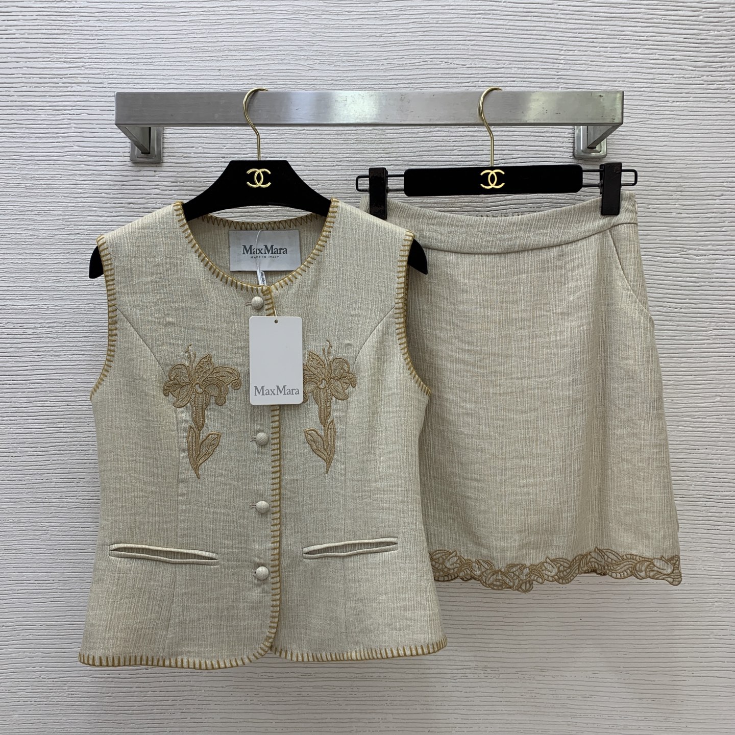 NO:859153,Model No. G26052387 MaxMara’s new high-end customized light luxury temperament heavy industry embroidery fashion two-piece suit!  Slim-fitting sleeveless vest top with floral embroidery, high-waisted A-line skirt!  Light apricot, brown, (M size shoulder width 36, bust 90, back center length 51; waist 68~76 back elastic, skirt length 46),,skirts,19860909款号G26052387 MaxMara新款高端定制轻奢气质重工绣花时尚两件套装！花朵刺绣修身显瘦无袖马甲上衣高腰A字短裙半身裙！浅杏色、棕色、 （M码肩宽36,胸围90,后中长51；腰围68～76后背弹力,裙长46）,,skirts,,Women's clothing