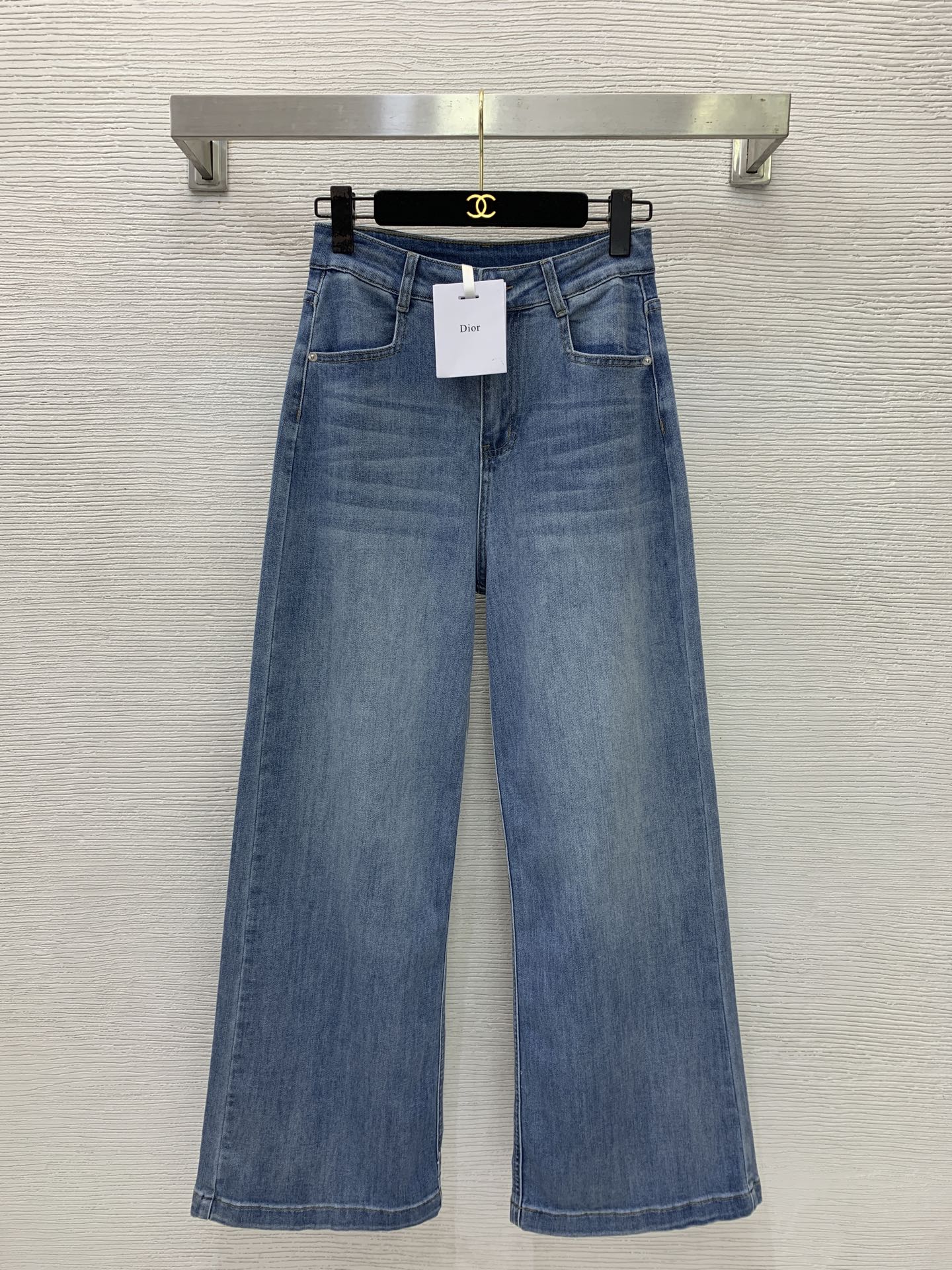 NO:857061,The highest version on the market, the girl inspects the goods, trims the three marks on the threads, pictures the goods and takes videos. If you want quality or service, please add me on WeChat. We do not accept urgent orders. Model number G26052573  Dio* is the latest and highest version on the market. The girl inspects the goods, trims the three marks on the threads, pictures of the goods and takes videos. If you want quality or service, please add me on WeChat. We do not accept urgent orders. High-end customized washed stretch soft denim fabric, letter logo hardware accessories, logo embroidery on the back hip pockets, high-waisted straight jeans trousers!  26-27-28-29-30 (size 28 waist 64 high elastic, hip 96, pants length 104), Dior-clothing, dior, dior, jeans,19860909市面最高版本小妹验货、修剪线头上三标、货可图及拍视频,要品质要服务的加我微信,不接急单.款号G26052573 Dio*新市面最高版本小妹验货、修剪线头上三标、货可图及拍视频,要品质要服务的加我微信,不接急单.款高端定制洗水弹力软牛仔面料、采用字母logo五金配件、后臀口袋刺绣标志高腰直筒牛仔裤长裤！26-27-28-29-30（28码腰围64高弹力,臀围96,裤长104）,迪奥-服装,dior,dior,jeans,,Women's clothing
