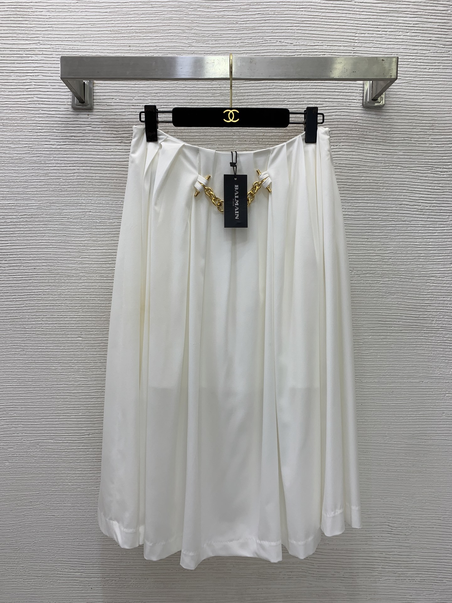 NO:862019,Model No. D26052572 BALMAI*N's new custom-made metal chain decorated pleated large skirt high waist long skirt!  Black, white, (M size waist 68, skirt length 73),,balmain,skirts,19860909款号D26052572 BALMAI*N巴曼新款定制金属链条装饰压褶大裙摆高腰长款半身裙！黑色、白色、（M码腰围68,裙长73）,,balmain,skirts,,Women's clothing