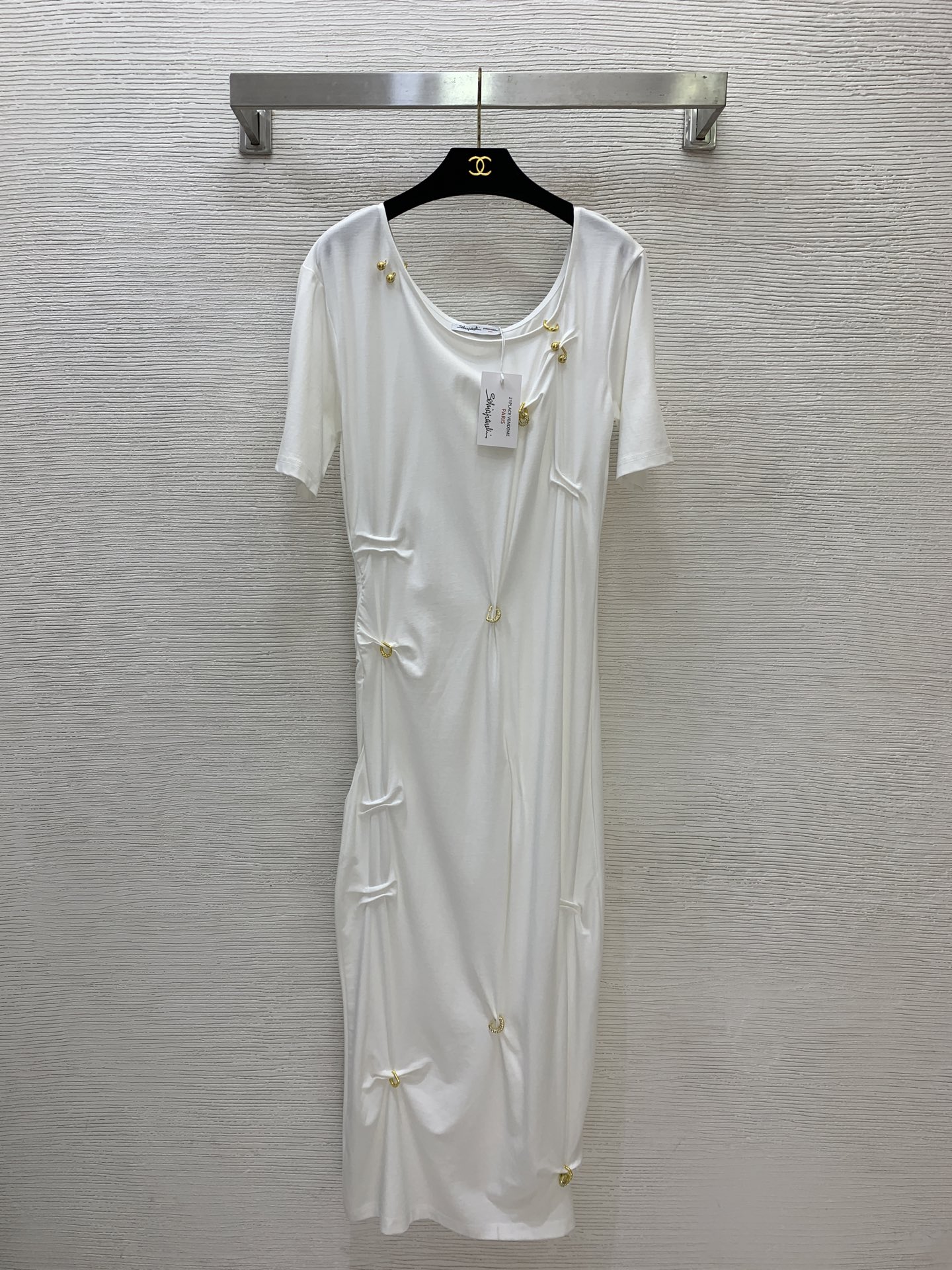 NO:857068,The highest version of the girl on the market inspects the goods, trims the three marks on the threads, pictures of the goods and takes videos. If you want quality and service, add me on WeChat. We will not accept urgent orders. Model No. D52597 Schiapare*li. The highest version of Schiaparelli on the new market. The girl inspects the goods, trims the three marks on the threads, pictures of the goods and takes videos. If you want quality and service, add me on WeChat. We do not accept urgent orders.  Customized diamond-encrusted metal accessories, pleated personalized design, slim fit, round neck, short-sleeved cotton dress!  Black, white, (S size shoulder width 48, bust 84, sleeve length 25, skirt length 131), women's clothing, skirts, T-shirt,19860909市面最高版本小妹验货、修剪线头上三标、货可图及拍视频,要品质要服务的加我微信,不接急单.款号D52597 Schiapare*li夏帕瑞利新市面最高版本小妹验货、修剪线头上三标、货可图及拍视频,要品质要服务的加我微信,不接急单.款 定制镶钻金属配件装饰、捏褶个性设计修身显瘦圆领短袖纯棉连衣裙！黑色,白色,（S码肩宽48,胸围84,袖长25,裙长131）,女装,skirts,T-shirt,,Women's clothing