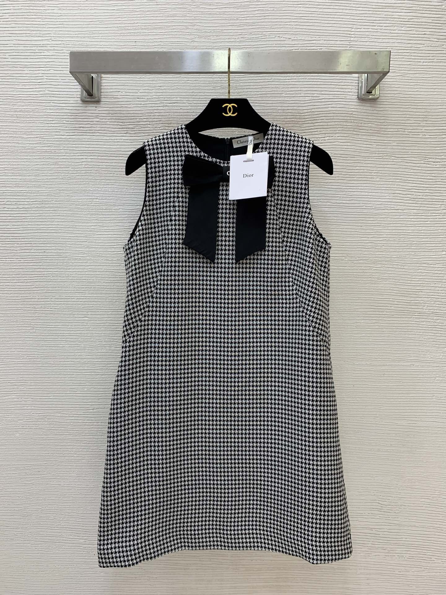 NO:865616,Model No. G26052726 Dio*’s new high-end customized houndstooth wool fabric, CD bow decoration, slim fit sleeveless vest dress with pockets on both sides!  36-38-40-42 (38 size bust 88, skirt length 84),,dior,skirts,19860909款号G26052726 Dio*新款高端定制千鸟格羊毛面料、CD蝴蝶结装饰修身显瘦无袖背心连衣裙两侧有口袋！36-38-40-42（38码胸围88,裙长84）,,dior,skirts,,Women's clothing
