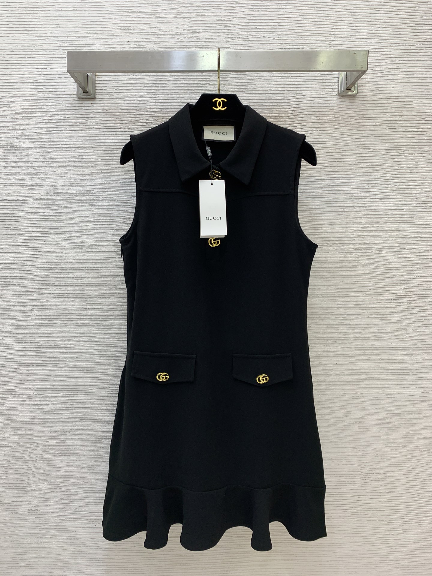 NO:856975,The highest version of the girl on the market inspects the goods, trims the three marks on the threads, pictures of the goods and takes videos. If you want quality and service, add me on WeChat. We do not accept urgent orders. Model No. D26052648 GUCC* The latest version of the girl on the market inspects the goods, trims the three marks on the threads, pictures of the goods and takes videos. If you want quality and service, add me on WeChat. We do not accept urgent orders.  Loose and versatile sleeveless dress with metal GG buttons on the chest, half-breasted placket lapels, ruffled skirt and splicing!  Black, (M size bust 88, skirt length 86), Gucci-clothing, gucci, gucci, skirts,19860909市面最高版本小妹验货、修剪线头上三标、货可图及拍视频,要品质要服务的加我微信,不接急单.款号D26052648 GUCC*新市面最高版本小妹验货、修剪线头上三标、货可图及拍视频,要品质要服务的加我微信,不接急单.款 胸前金属GG纽扣半排扣门襟翻领、裙摆荷叶边拼接宽松百搭无袖连衣裙！黑色,（M码胸围88,裙长86）,古驰-服装,gucci,gucci,skirts,,Women's clothing