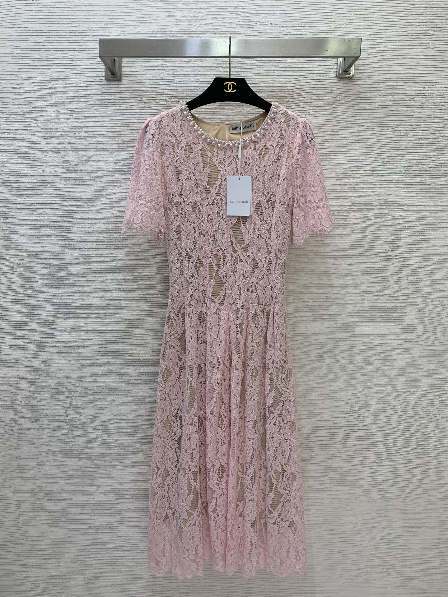 NO:865605,Style No. G26052764 Self-Portrai* The new SP family’s high-end customized water-soluble lace fabric is soft and comfortable, with heavy-duty pearls and diamond collar decoration, slim-fitting mid-length large-swing round neck short-sleeved dress!  Yellow, pink, navy, (M size shoulder width 36, bust 84, waist 70, sleeve length 25, skirt length 118),,skirts,T-shirt,19860909款号G26052764 Self-Portrai*新款SP家高端定制水溶蕾丝面料柔软舒适、重工珍珠镶钻领边装饰修身中长款大摆圆领短袖连衣裙！黄色、粉色、藏蓝、 （M码肩宽36,胸围84,腰围70,袖长25,裙长118）,,skirts,T-shirt,,Women's clothing