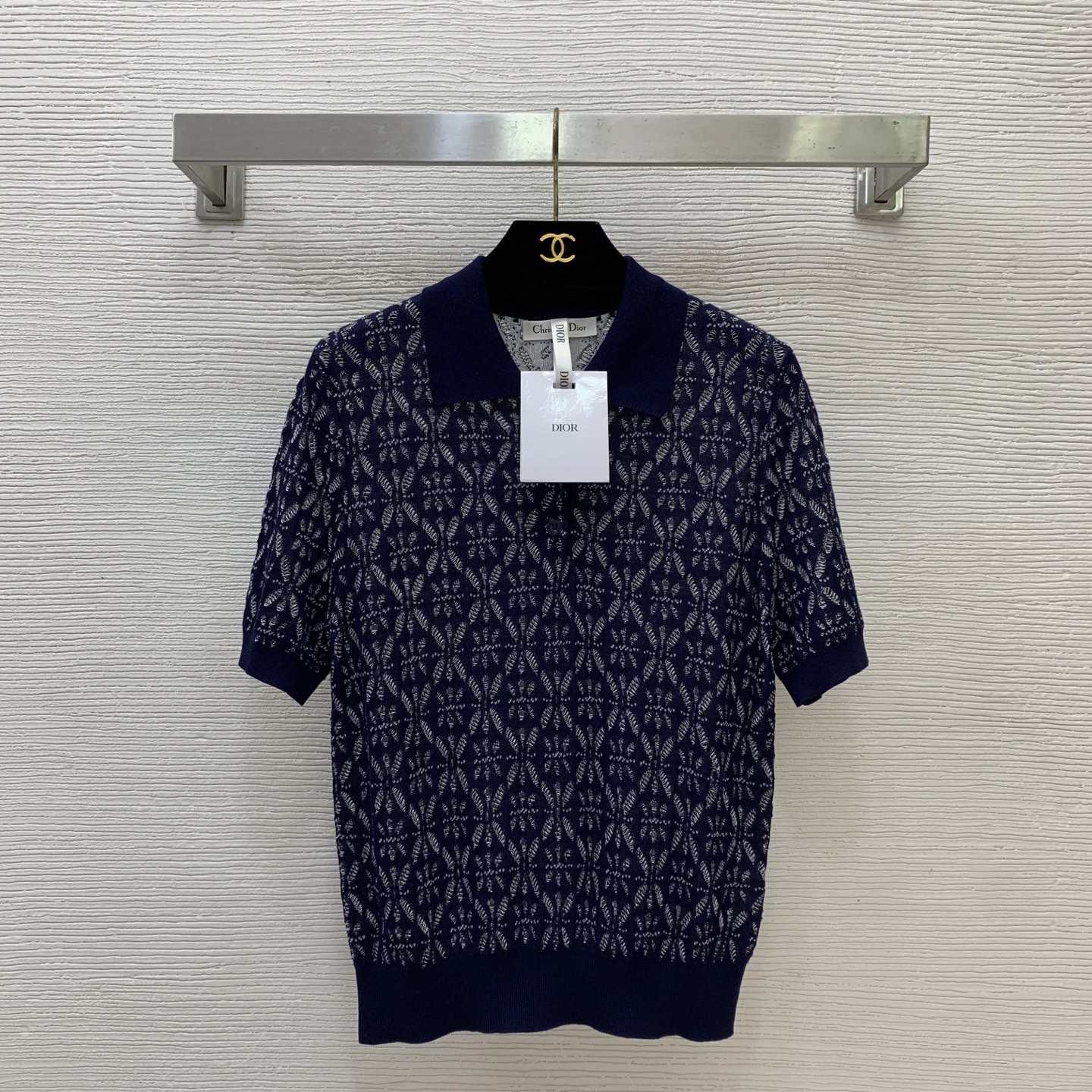 NO:865593,Model number G26052787 Dio* new high-end customized letter logo button three-button placket Polo collar hollow see-through lapel short-sleeved sweater top!  Navy blue, 36-38-40 (shoulder width 38, bust 86, sleeve length 25, dress length 57), dior, T-shirt,19860909款号G26052787 Dio*新款 高端定制字母logo纽扣三粒扣门襟Polo领镂空透视翻领短袖针织衫上衣！藏蓝色,36-38-40（38码肩宽38,胸围86,袖长25,衣长57）,,dior,T-shirt,,Women's clothing