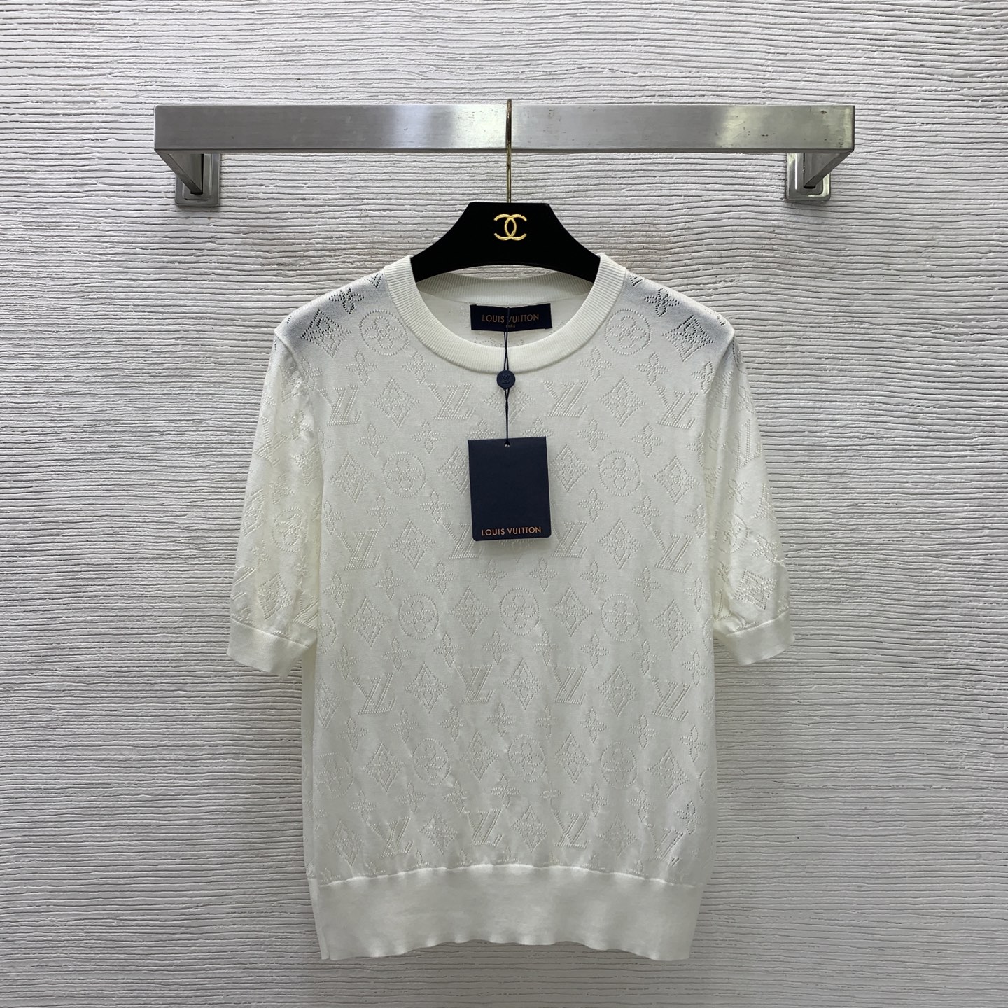 NO:865635,Style number G26052715 LOUIS*Lvjia LV new high-end customized Tencel blended presbyopia logo hollow jacquard fabric, cuff button decoration slim fit round neck pullover short-sleeved sweater top!  36-38-40 (size 38: shoulder width 37, chest 88, sleeve length 26, clothing length 55),,louis vuitton,louis vuitton,louis vuitton,louis vuitton,T-shirt,19860909款号G26052715 LOUIS*驴家LV新款 高端定制天丝混纺老花logo镂空提花面料、袖口纽扣装饰修身显瘦圆领套头短袖针织衫上衣！36-38-40（38码:肩宽37,胸围88,袖长26,衣长55）,,louis vuitton,louis vuitton,louis vuitton,louis vuitton,T-shirt,,Women's clothing