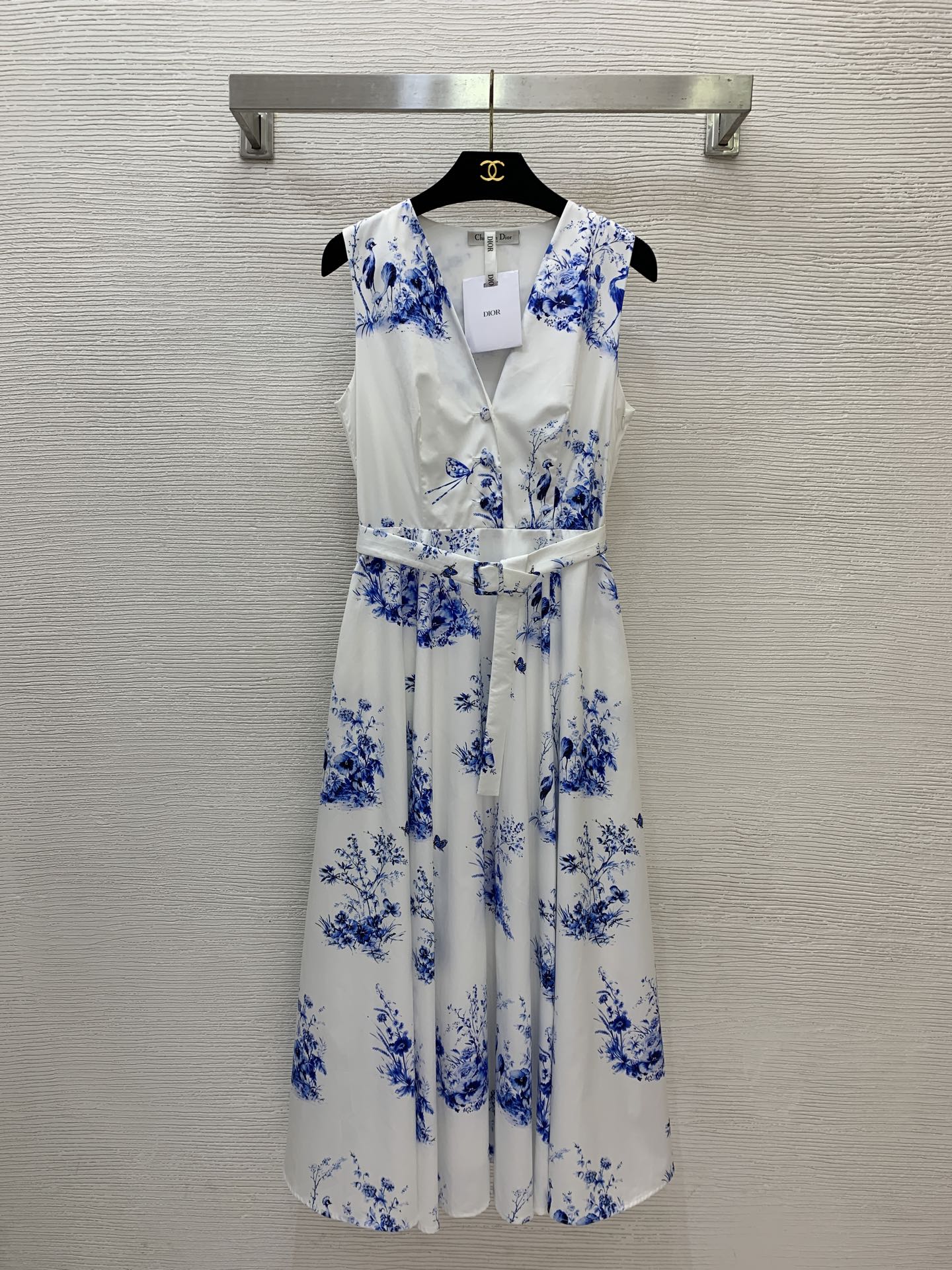 NO:867625,Model No. G26052817 Dio* new D family high-end customized silk cotton fabric, plant butterfly crown crane blue and white porcelain pattern printing three-button placket to slim waist and wide hem V-neck sleeveless dress banquet dress!  36-38-40-42 (38 size bust 88, waist 70, skirt length 122),,dior,dior,skirts,19860909款号G26052817 Dio*新款D家高端定制丝棉面料、植物蝴蝶冠鹤青花瓷图案印花三粒扣门襟收腰显瘦大摆V领无袖连衣裙宴会礼服裙！ 36-38-40-42（38码胸围88,腰围70,裙长122）,,dior,dior,skirts,,Women's clothing