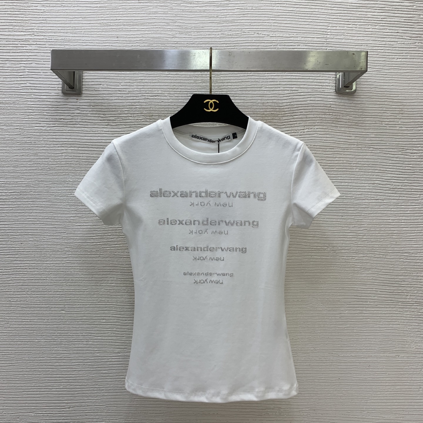 NO:863609,Model No. D26052623 Alexander Wan* Wangjia’s new model, letter logo on the chest, high temperature hot diamond blingbling, dazzling, slim fit, round neck short-sleeved T-shirt top!  White, black, (M size shoulder width 36, chest 74, sleeve length 12, clothing length 53),,alexander wang,T-shirt,tees,t-shirt,19860909款号D26052623 Alexander Wan*大王家新款 胸前字母logo高温烫钻blingbling闪亮耀眼修身显瘦圆领短袖t恤上衣！白色、黑色、（M码肩宽36,胸围74,袖长12,衣长53）,,alexander wang,T-shirt,tees，t-shirt,,Women's clothing