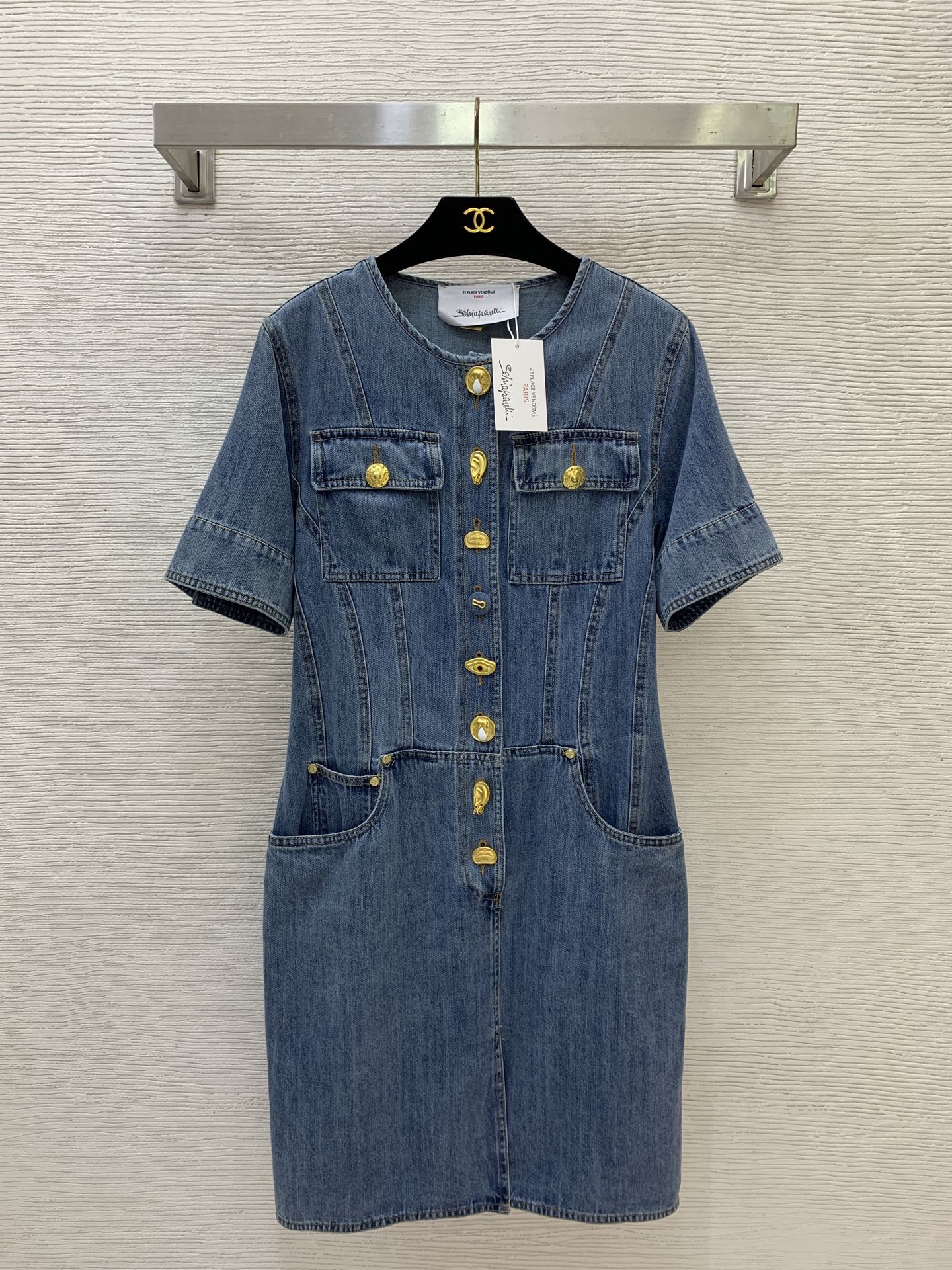 NO:863661,Model No. D26052672 Schiapare*li Schiaparelli's new model, customized with a variety of special-shaped buttons, half-breasted placket, front center slit design, slimming, round neck, short-sleeved denim dress!  Blue, (M size bust 92, waist 84, sleeve length 24, skirt length),,skirts,T-shirt,19860909款号D26052672 Schiapare*li夏帕瑞利新款 定制多种异形纽扣半排扣开襟前中开叉设计修身显瘦圆领短袖牛仔连衣裙！蓝色,（M码胸围92,腰围84,袖长24,裙长）,,skirts,T-shirt,,Women's clothing
