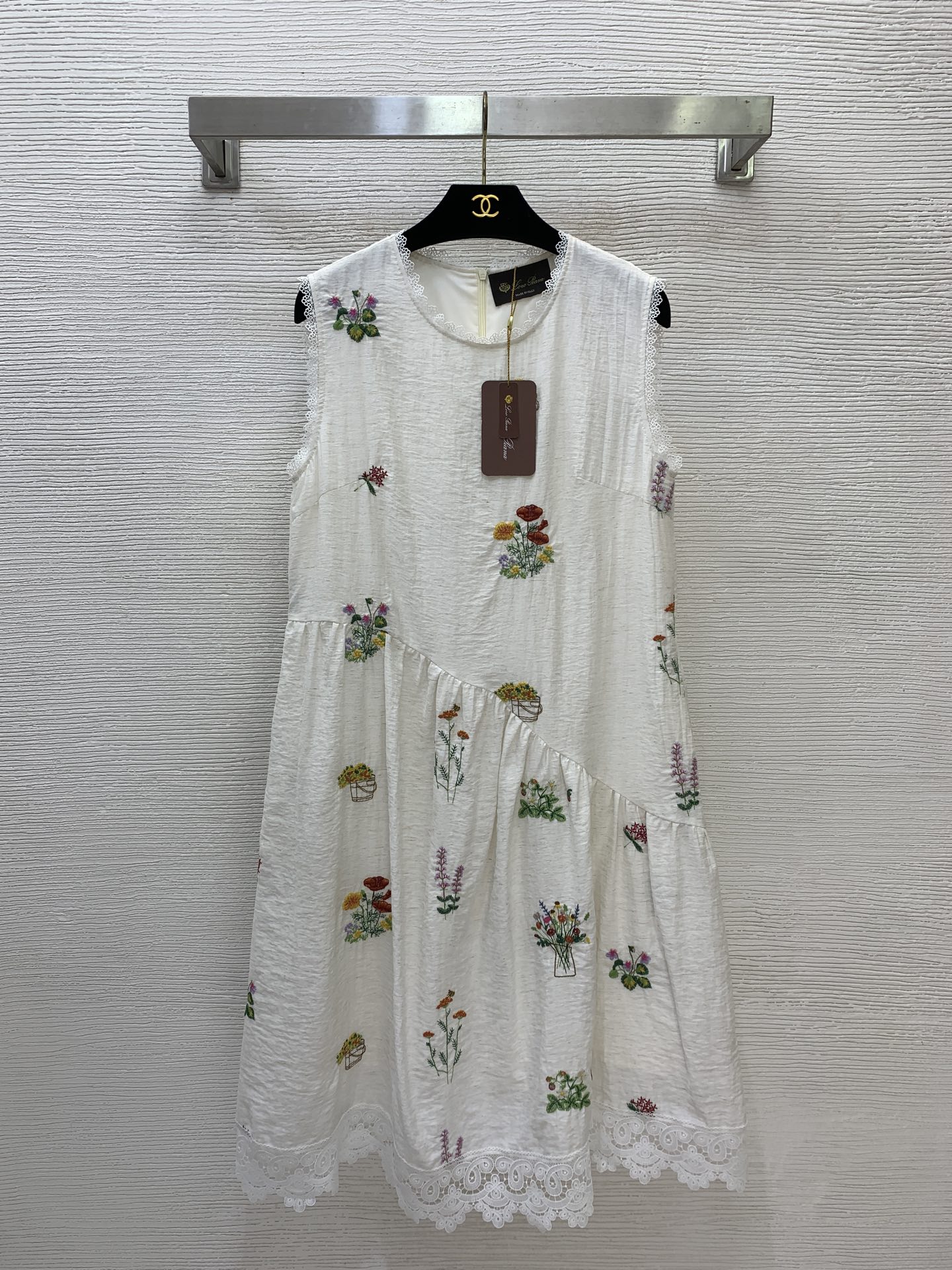 NO:862042,Style No. G26052516 Loro Pian*a’s new LP high-end customized Tencel linen fabric is breathable and comfortable, heavy-duty flower embroidery, water-soluble lace splicing, loose and versatile sleeveless vest dress!  Pink, beige, (M size shoulder width 37, bust 90, skirt length 104),,loro piana,loro piana,skirts,19860909款号G26052516 Loro Pian*a新款LP高端定制天丝亚麻面料透气舒适、重工花朵绣花水溶蕾丝花边拼接宽松百搭无袖背心连衣裙！粉色、米色、 （M码肩宽37,胸围90,裙长104）,,loro piana,loro piana,skirts,,Women's clothing