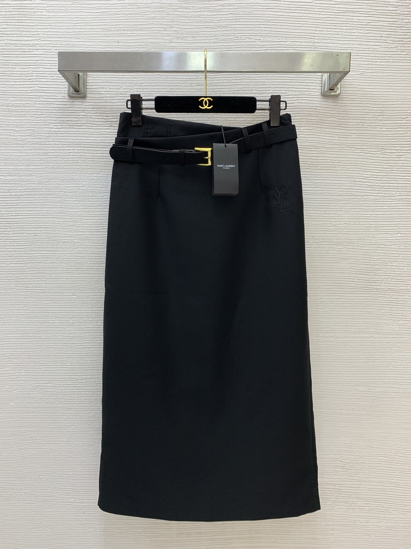 NO:860514,The highest version on the market, the girl will inspect the goods, trim the three marks on the threads, and ship the goods. You can send pictures and take videos. If you want quality or service, please add me on WeChat. We will not accept urgent orders. Model No. D26052875 Yves Saint Laurent  The girl who inspects the goods, trims three marks on the threads, and delivers the goods. If you want quality and service, please add me on WeChat. We do not accept urgent orders. Customized suit fabric, YSL letter embroidery logo waist personalized design, fashionable commuting and versatile one-step skirt. The highest version on the market, the girl inspects the goods, trims the three marks on the threads, and ships. If you want quality and service, add me on WeChat. We do not accept urgent orders. A skirt with a belt!  Gray, black, (M size waist 72, hip 92, skirt length 85), saint laurent-clothing, saint laurent, saint laurent, skirts, business suit,19860909市面最高版本小妹验货、修剪线头上三标、发货可发图及拍视频,要品质要服务的加我微信,不接急单.款号D26052875 圣罗兰 新市面最高版本小妹验货、修剪线头上三标、发货可发图及拍视频,要品质要服务的加我微信,不接急单.款定制西装面料、YSL字母刺绣标志腰间个性设计时尚通勤百搭一步裙长市面最高版本小妹验货、修剪线头上三标、发货可发图及拍视频,要品质要服务的加我微信,不接急单.款半身裙配腰带！灰色、黑色、（M码腰围72,臀围92,裙长85）,圣罗兰-服装,saint laurent,saint laurent,skirts,business suit,,Women's clothing