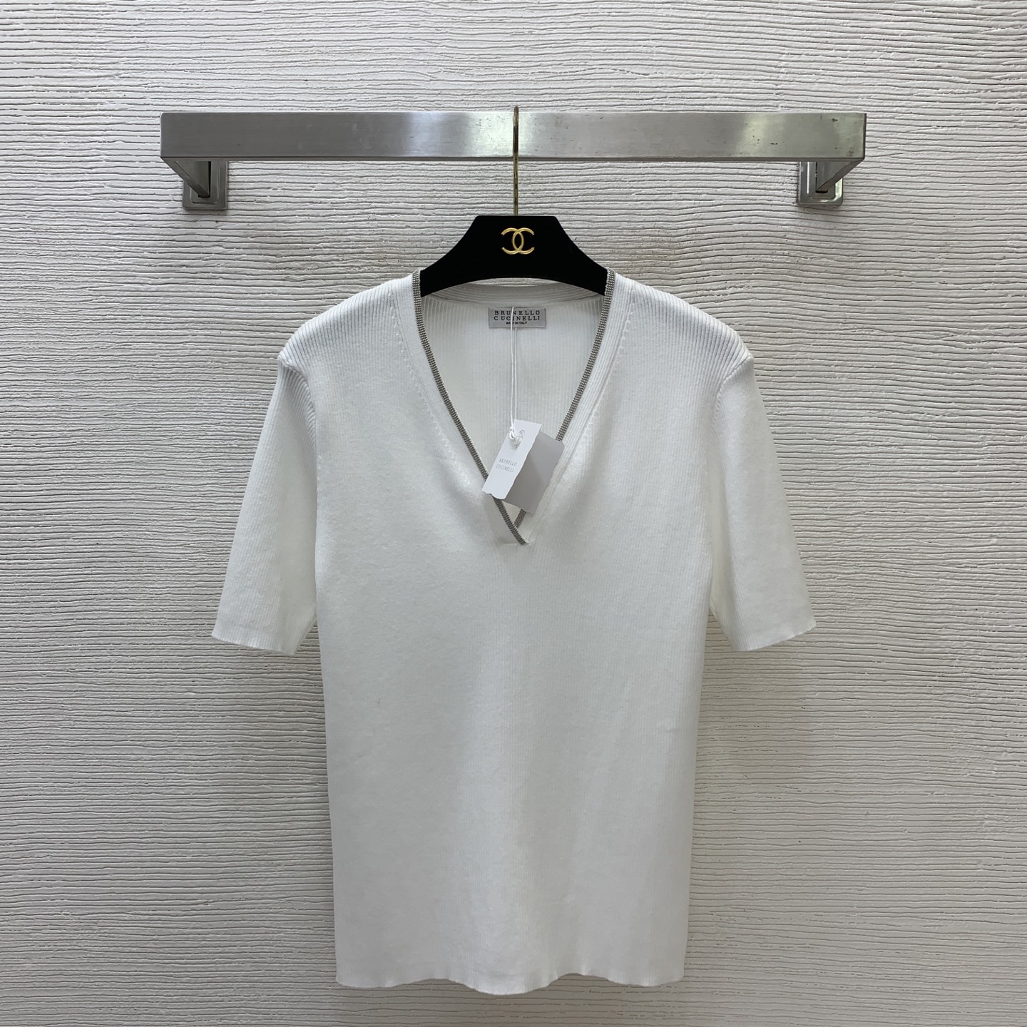 NO:867617,Model No. G26052857 Brunel*o Cucinel*i new BC new high-end customized lyocell cotton threaded knitted fabric, four rows of thin chain neckline decoration, slim fit V-neck short-sleeved sweater top!  White, (M size shoulder width 38, chest 74, sleeve length 23, dress length 59),, brunello cucinelli, T-shirt,19860909款号G26052857 Brunel*o Cucinel*i新款BC新款 高端定制莱赛尔棉螺纹针织面料、四排细链条领口装饰修身显瘦V领短袖针织衫上衣！白色,（M码肩宽38,胸围74,袖长23,衣长59）,,brunello cucinelli,T-shirt,,Women's clothing