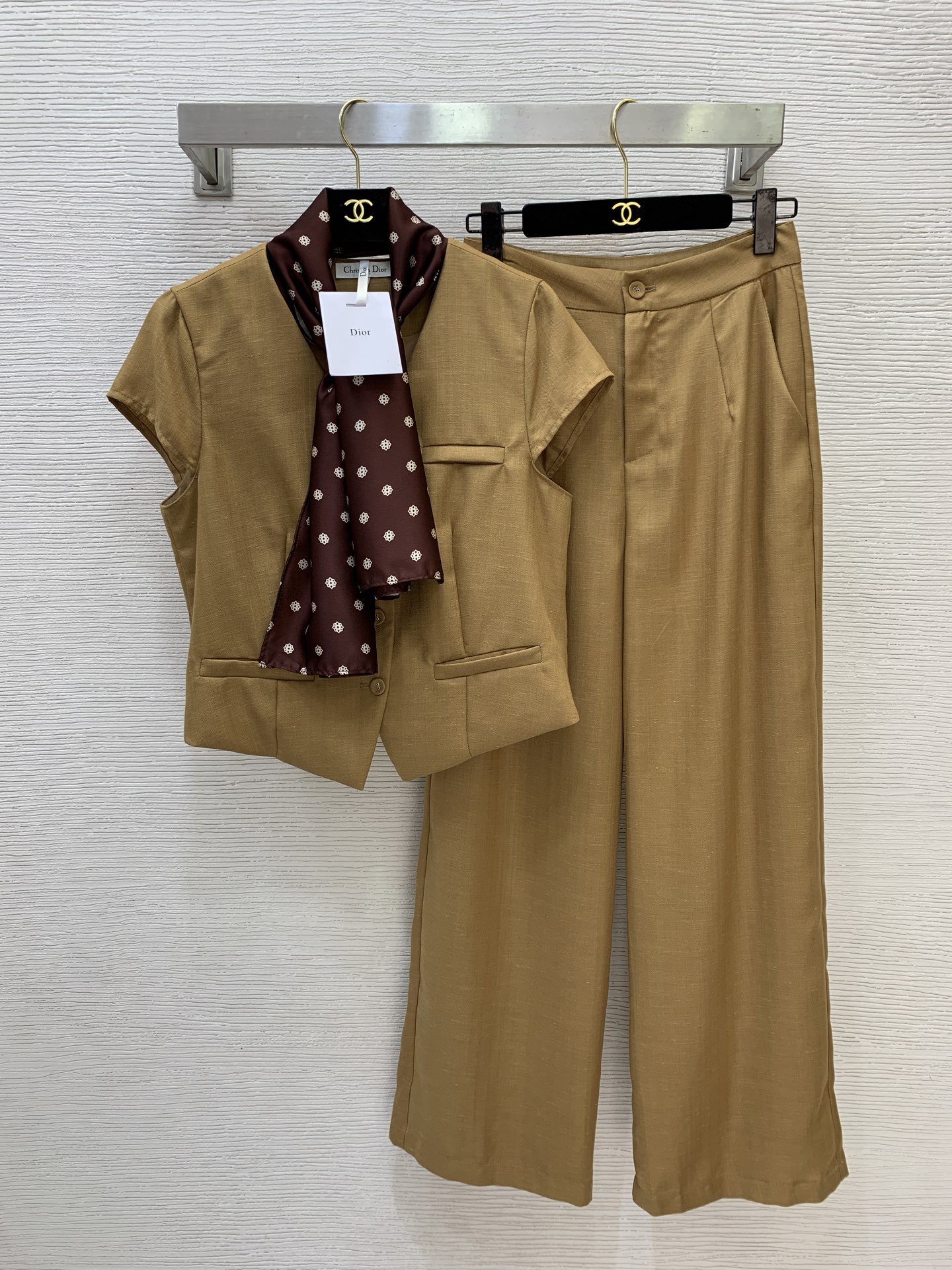 NO:868797,Style number D26052876 Dio* new custom linen cotton fabric temperament and fashionable two-piece suit!  Slim-fitting V-neck short-sleeved top (with polka dot scarf and silk scarf), pleated high-waisted wide-leg trousers!  Brown, navy, (M size shoulder width 36, chest 92, sleeve length 11, back center length 36; waist 72, hip 100, pants length 103),, dior, T-shirt,19860909款号D26052876 Dio*新款定制亚麻棉面料气质时尚两件套装！修身显瘦V领短袖上衣（配波点围巾丝巾）压褶高腰阔腿西裤长裤！咖色、藏蓝、（M码肩宽36,胸围92,袖长11,后中长36；腰围72,臀围100,裤长103）,,dior,T-shirt,,Women's clothing