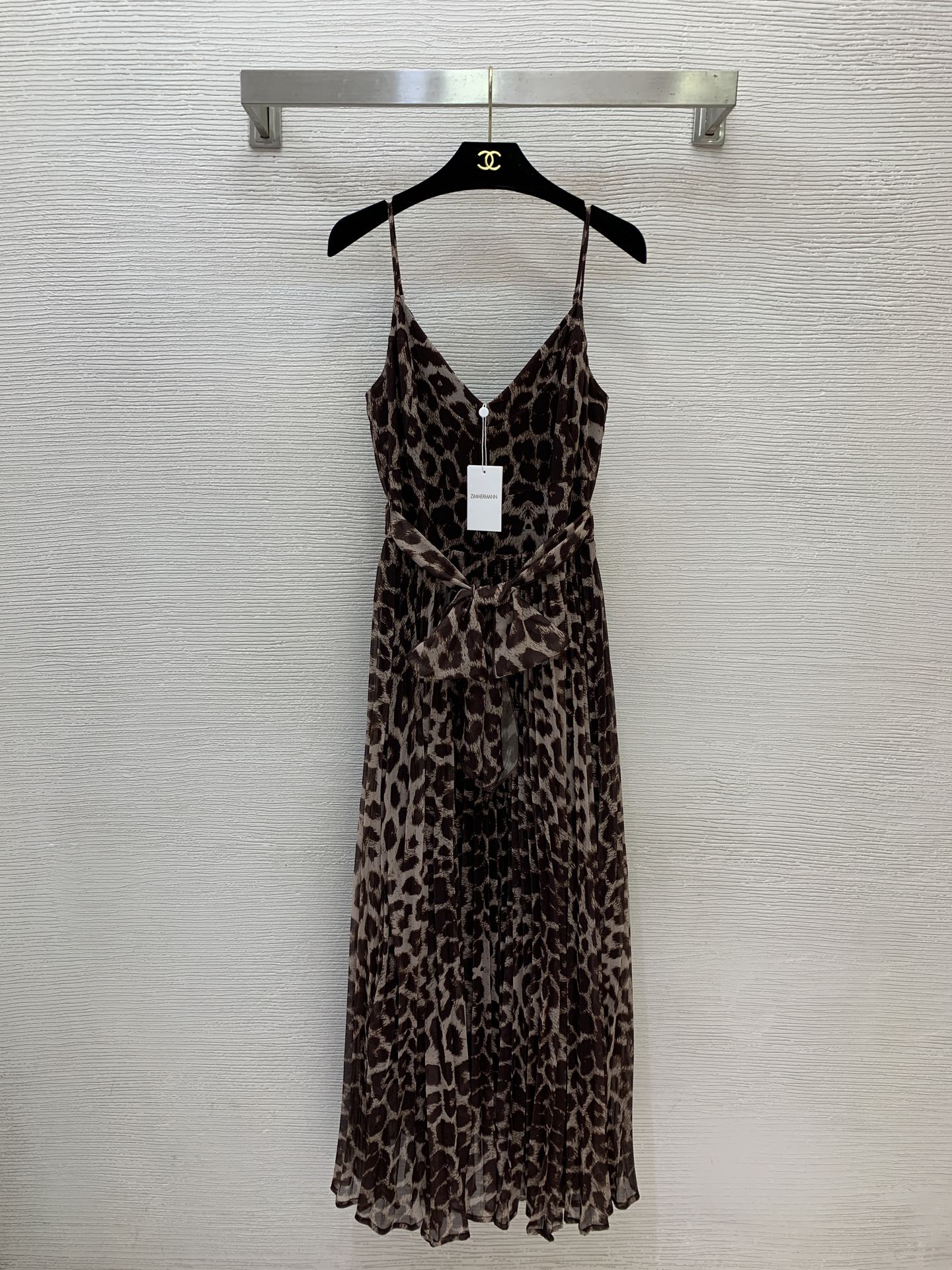 NO:873462,Style No. G26052845 ZIMMERMA*N Australian brand high-end customized fashion sexy leopard print print waist slimming pleated large skirt V-neck suspender dress!  1.2.3.4/SMLXL (size 2, bust 80~92, elastic back, waist 72, skirt length 119 excluding straps),,skirts,19860909款号G26052845 ZIMMERMA*N兹默曼澳洲品牌高端定制时尚性感豹纹印花收腰显瘦细褶大裙摆V领吊带连衣裙！1.2.3.4/SMLXL（2码胸围80～92后背打揽弹力,腰围72,裙长119不含肩带）,,skirts,,Women's clothing