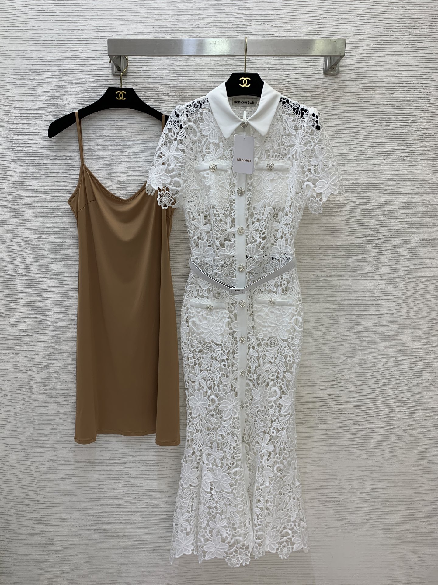 NO:869992,Style No. G26053048 Self-Portrai* 2026 new SP home high-end customized lace water-soluble flower hollow hook-and-loop pattern heavy-duty fabric, diamond flower button placket slimming slim lapel hip-covered fishtail skirt lace short-sleeved dress coffee color inner suspender bottoming skirt with belt!  Pink, color, white, blue, (M size bust 88, waist 70, sleeve length 21, skirt length 126; inner bust 82 super elastic, length 89),,skirts,T-shirt,19860909款号G26053048 Self-Portrai*2026年新款SP家高端定制蕾丝水溶花镂空勾花重工面料、镶钻花扣门襟修身显瘦翻领包臀鱼尾裙裙蕾丝短袖连衣裙咖色内搭吊带打底裙配腰带！粉色、色、白色、蓝色、 （M码胸围88,腰围70,袖长21,裙长126；内搭胸围82超弹力,长度89）,,skirts,T-shirt,,Women's clothing