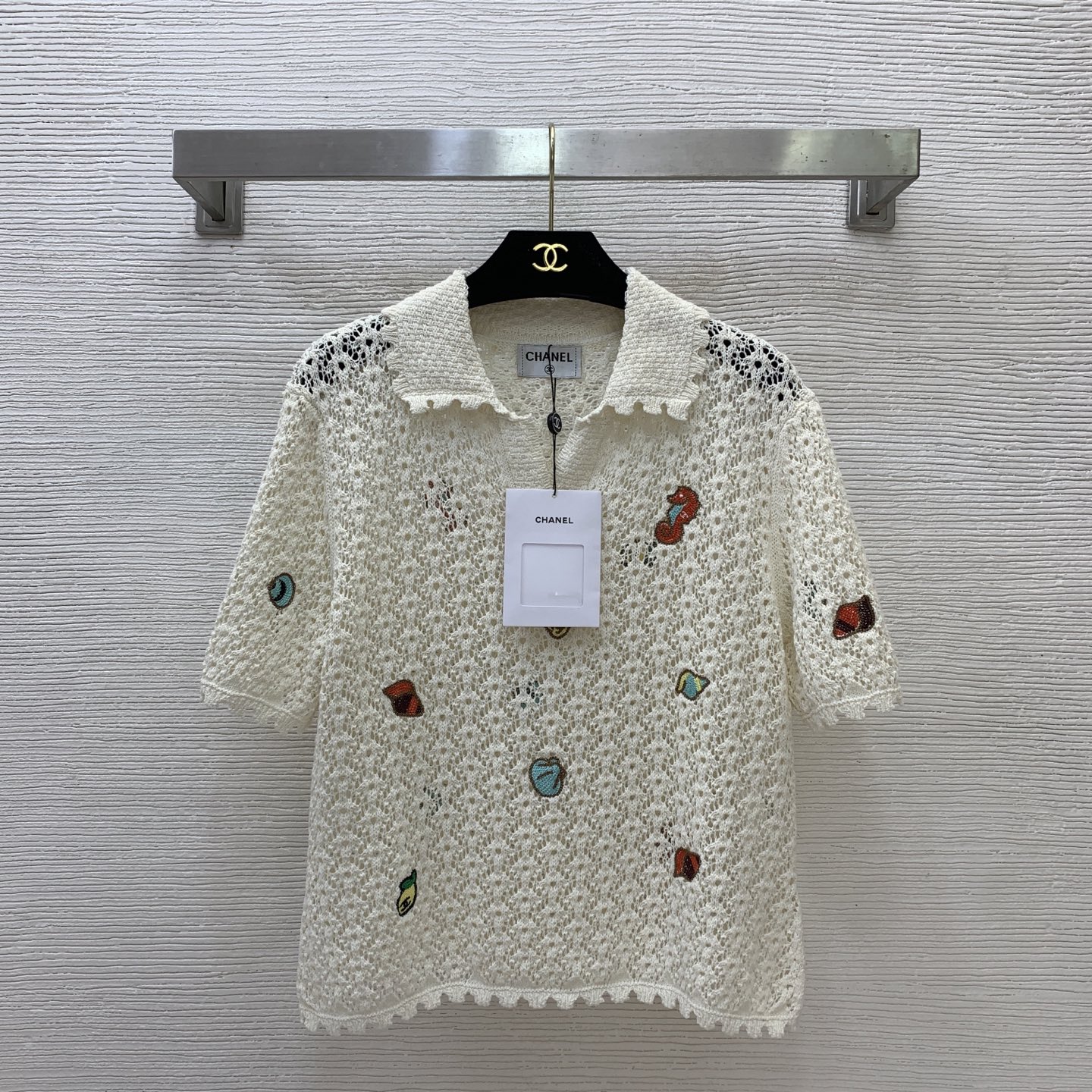 NO:868815,Model No. G26052846 CHANE*L new high-end customization, grandma's home vacation series, mesh hollow see-through zigzag edge seahorse small shell double C embroidery loose and versatile Polo lapel short-sleeved sweater top!  36-38-40 (size 38 shoulder width 42, chest 92, sleeve length 24, clothing length 55),,chanel,T-shirt,19860909款号G26052846 CHANE*L新款高端定制 香奶奶家度假系列、网眼镂空透视锯齿边海马小贝壳双C刺绣宽松百搭Polo翻领短袖针织衫上衣！36-38-40（38码肩宽42,胸围92,袖长24,衣长55）,,chanel,T-shirt,,Women's clothing