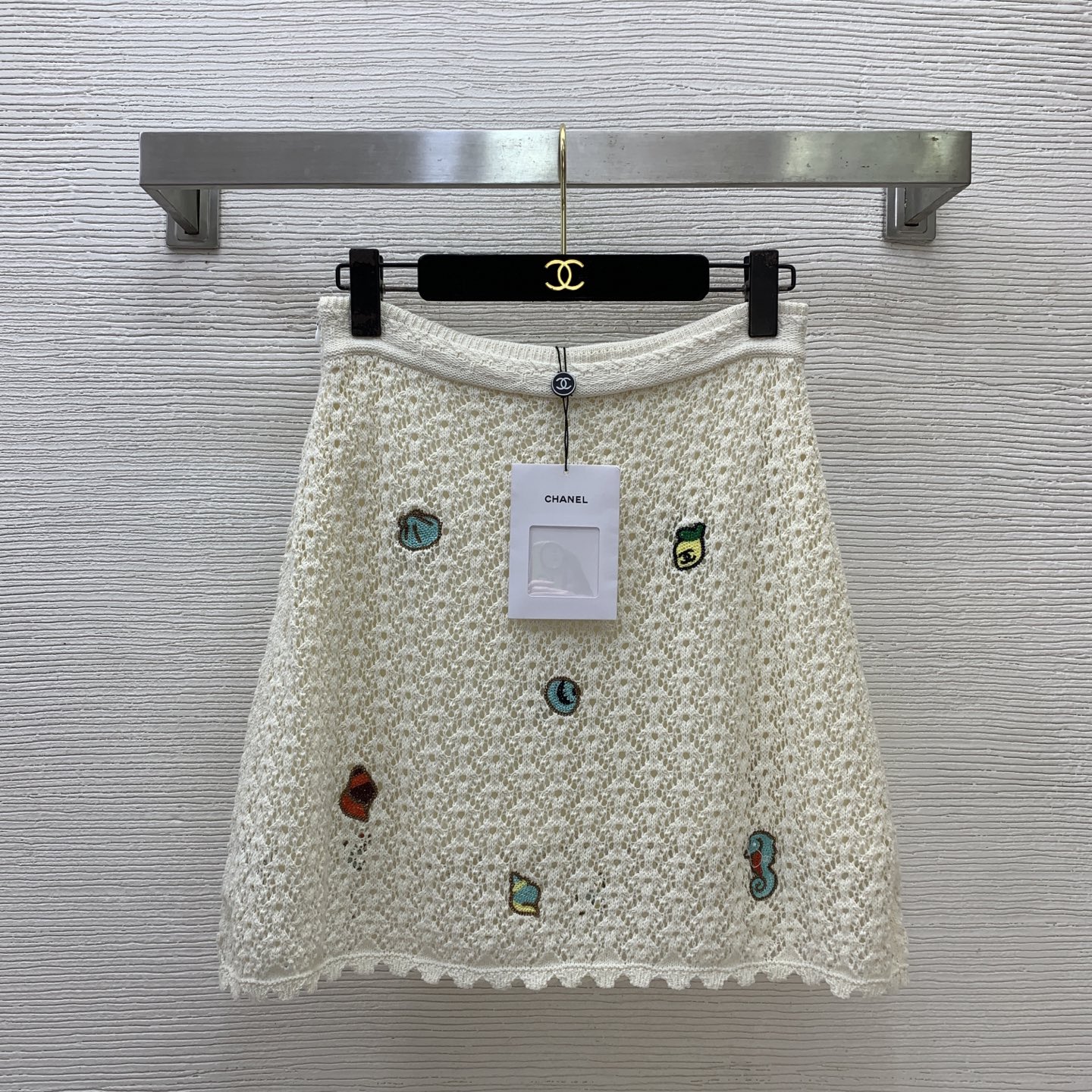 NO:868820,Style No. G52849 CHANE*L new high-end customization, grandma's home vacation series, mesh hollow see-through serrated edge seahorse small shell double C thorn high waist slimming A-line version knitted short skirt!  36-38-40 (size 38 waist 70, skirt length 47),,chanel,skirts,19860909款号G52849 CHANE*L新款高端定制 香奶奶家度假系列、网眼镂空透视锯齿边海马小贝壳双C刺高腰显瘦A字版针织短裙半身裙！36-38-40（38码腰围70,裙长47）,,chanel,skirts,,Women's clothing