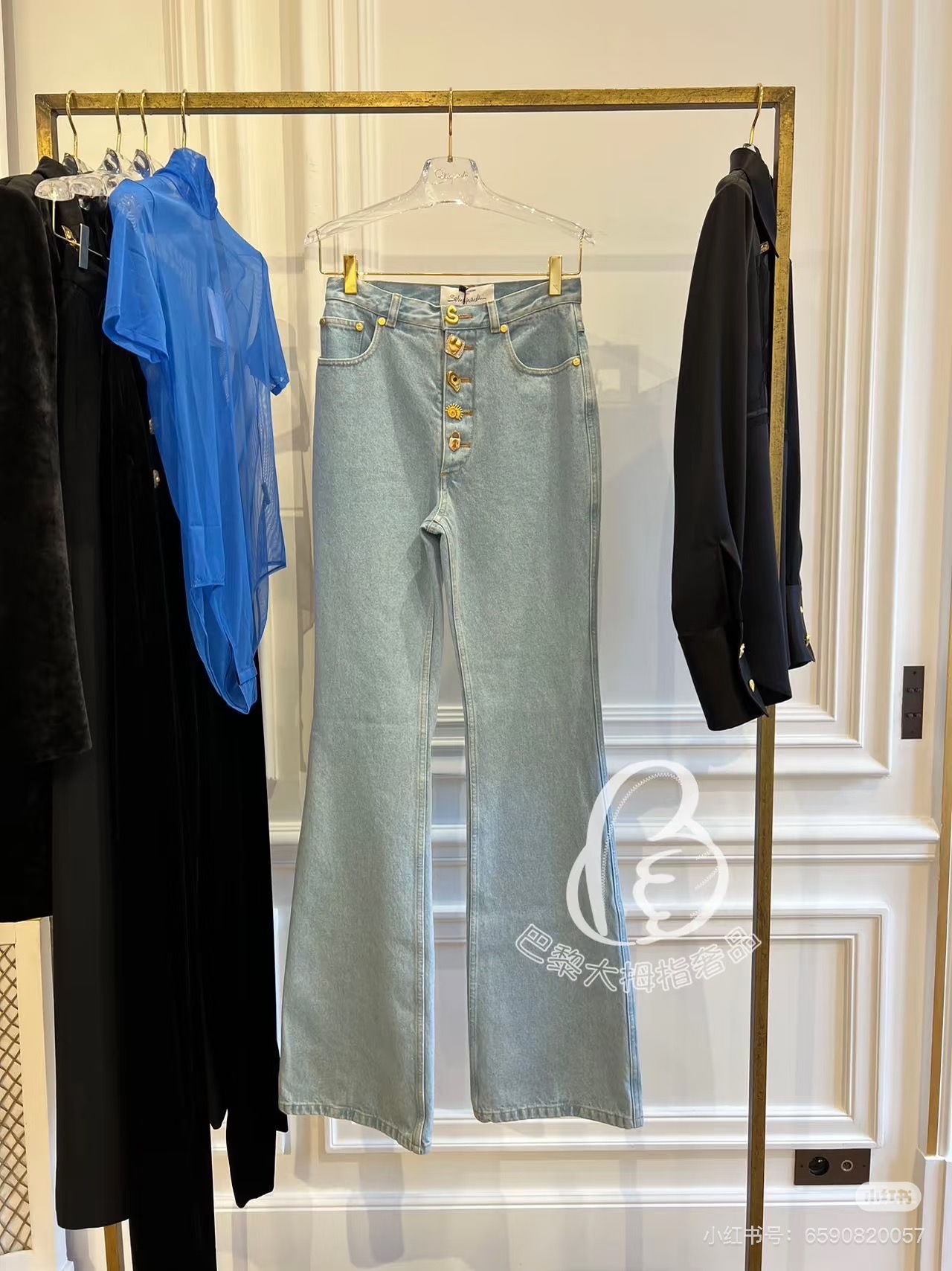 NO:857025,The highest version on the market, the girl inspects the goods, trims the three marks on the threads, pictures the goods and takes videos. If you want quality or service, please add me on WeChat. We will not accept urgent orders. Model No. D26052375  Schiapare*li, the highest version of Schiaparelli's new version on the market, has a girl who inspects the goods, trims the three marks on the threads, pictures of the goods and takes videos. If you want quality or service, please add me on WeChat. We do not accept urgent orders. A variety of custom-made special-shaped gold buckle placket leather tags, slim fit, hip-lifting, mid-waist and micro-flared jeans!  Light blue, (M size waist 74 non-elastic, hip 92, pants length 109), women's clothing, jeans,19860909市面最高版本小妹验货、修剪线头上三标、货可图及拍视频,要品质要服务的加我微信,不接急单.款号D26052375 Schiapare*li夏帕瑞利新市面最高版本小妹验货、修剪线头上三标、货可图及拍视频,要品质要服务的加我微信,不接急单.款定制多种异形金扣门襟皮牌装饰修身提臀中腰微喇叭牛仔裤！浅蓝色,（M码腰围74无弹力,臀围92,裤长109）,女装,jeans,,Women's clothing