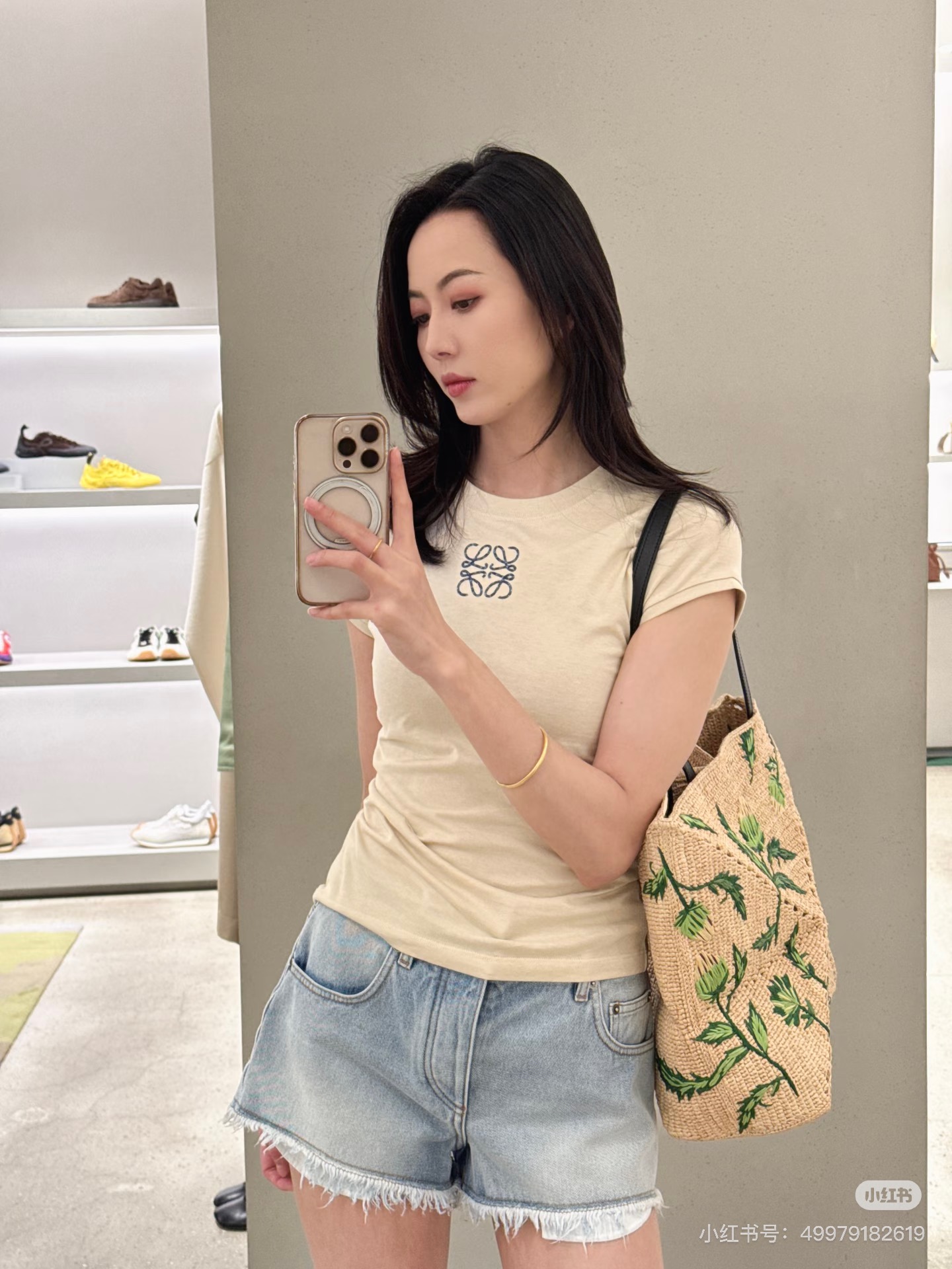 NO:857092,The highest version on the market, the girl will inspect the goods, trim the three marks on the threads, and take pictures of the goods and take videos. If you want quality and service, please add me on WeChat. We will not accept urgent orders. Model No. G26053458 LOEW* The latest version of the highest version on the market, the girl will inspect the goods, trim the three marks on the threads, show pictures of the goods and take videos. If you want quality and service, please add me on WeChat. We will not accept urgent orders. High-end customized letter logo metal accessories YKK zipper fly mid-high waist fringed denim shorts!  Light blue, 24-25-26-27-28-29-30 (size 27 waist 72 non-elastic, pants length 30/waist ±2), Loewe-clothing, loewe, loewe, shorts,19860909市面最高版本小妹验货、修剪线头上三标、货可图及拍视频,要品质要服务的加我微信,不接急单.款号G26053458 LOEW*新市面最高版本小妹验货、修剪线头上三标、货可图及拍视频,要品质要服务的加我微信,不接急单.款 高端定制字母logo金属配件YKK拉链门襟中高腰流苏边牛仔短裤！浅蓝色,24-25-26-27-28-29-30（27码腰围72无弹力,裤长30/腰围±2）,罗意威-服装,loewe,loewe,shorts,,Women's clothing