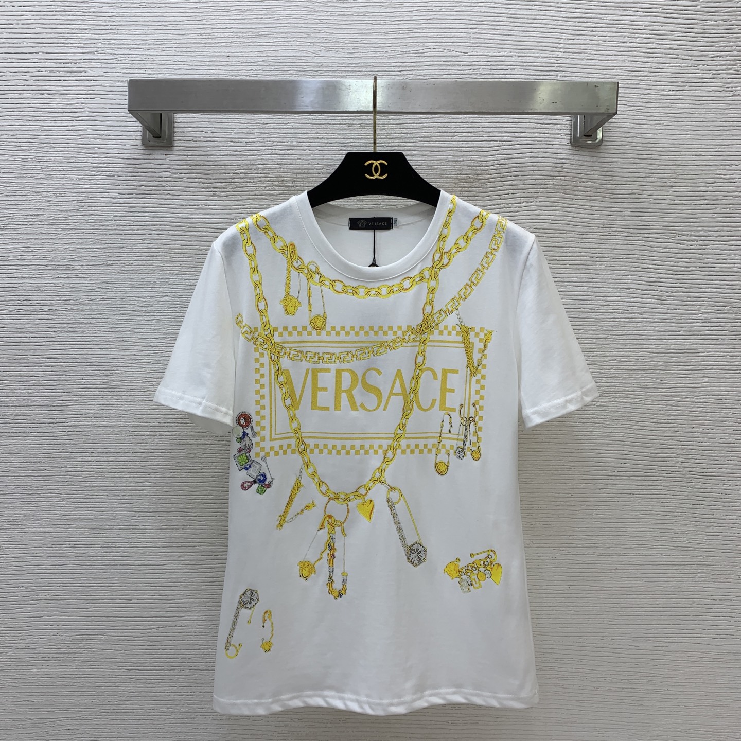 NO:860542,The girl of the highest version on the market will inspect the goods, trim the three marks on the threads, and take pictures of the goods and take videos. If you want quality and service, please add me on WeChat, and we will not accept urgent orders. Model No. D26052927 VERSAC* The latest version of the latest version, the girl on the market will inspect the goods, trim the three marks on the threads, show pictures of the goods, and take videos. If you want quality and service, please add me on WeChat, and we will not accept urgent orders. Style Loose and casual round neck short-sleeved T-shirt top with logo on the chest and chain pin pattern print!  White, (M size shoulder width 38, chest 88, sleeve length 20, dress length 62), Versace-clothing,versace,versace,T-shirt,tees,t-shirt,19860909市面最高版本小妹验货、修剪线头上三标、货可图及拍视频,要品质要服务的加我微信,不接急单.款号D26052927 VERSAC*新市面最高版本小妹验货、修剪线头上三标、货可图及拍视频,要品质要服务的加我微信,不接急单.款 胸前字母logo标志链条别针图案印花宽松休闲气质圆领短袖t恤上衣！白色,（M码肩宽38,胸围88,袖长20,衣长62）,范思哲-服装,versace,versace,T-shirt,tees，t-shirt,,Women's clothing