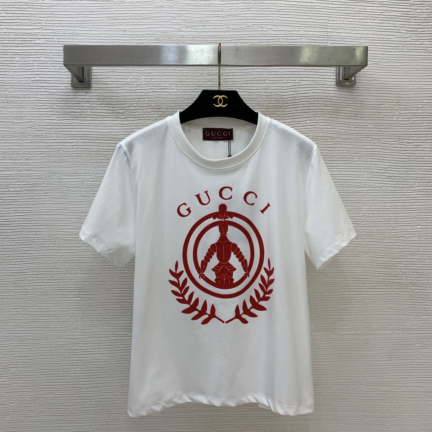 NO:873451,Model No. G26060275 GUCC* new model, high-end customized high-quality pure cotton fabric, flocked pattern letter logo, loose, fashionable and casual round neck short-sleeved T-shirt top!  Black, white, (M size shoulder width 39, chest 96, sleeve length 18, clothing length 56),, gucci, T-shirt, tees, t-shirt,19860909款号G26060275 GUCC*新款 高端定制优质纯棉面料、植绒图案字母logo徽标宽松时髦休闲圆领短袖t恤上衣！黑色、白色、（M码肩宽39,胸围96,袖长18,衣长56）,,gucci,T-shirt,tees，t-shirt,,Women's clothing