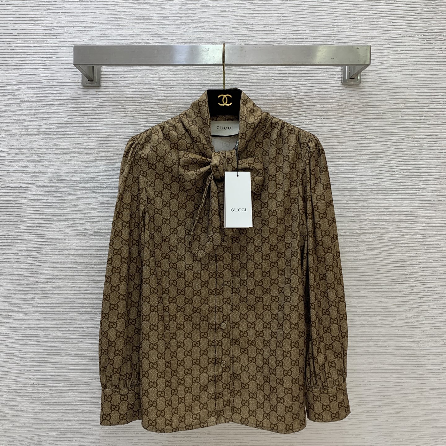 NO:871079,Model No. D26053126 GUCC* new custom-made all-over letter logo printed, bow-tied, ribbon-buttoned, loose and versatile long-sleeved shirt!  (M size bust 88, sleeve length 56, dress length 63),,gucci,19860909款号D26053126 GUCC*新款定制通体字母logo印花、蝴蝶结绑带领飘带系扣门襟宽松百搭长袖衬衣！（M码胸围88,袖长56,衣长63）,,gucci,,Women's clothing