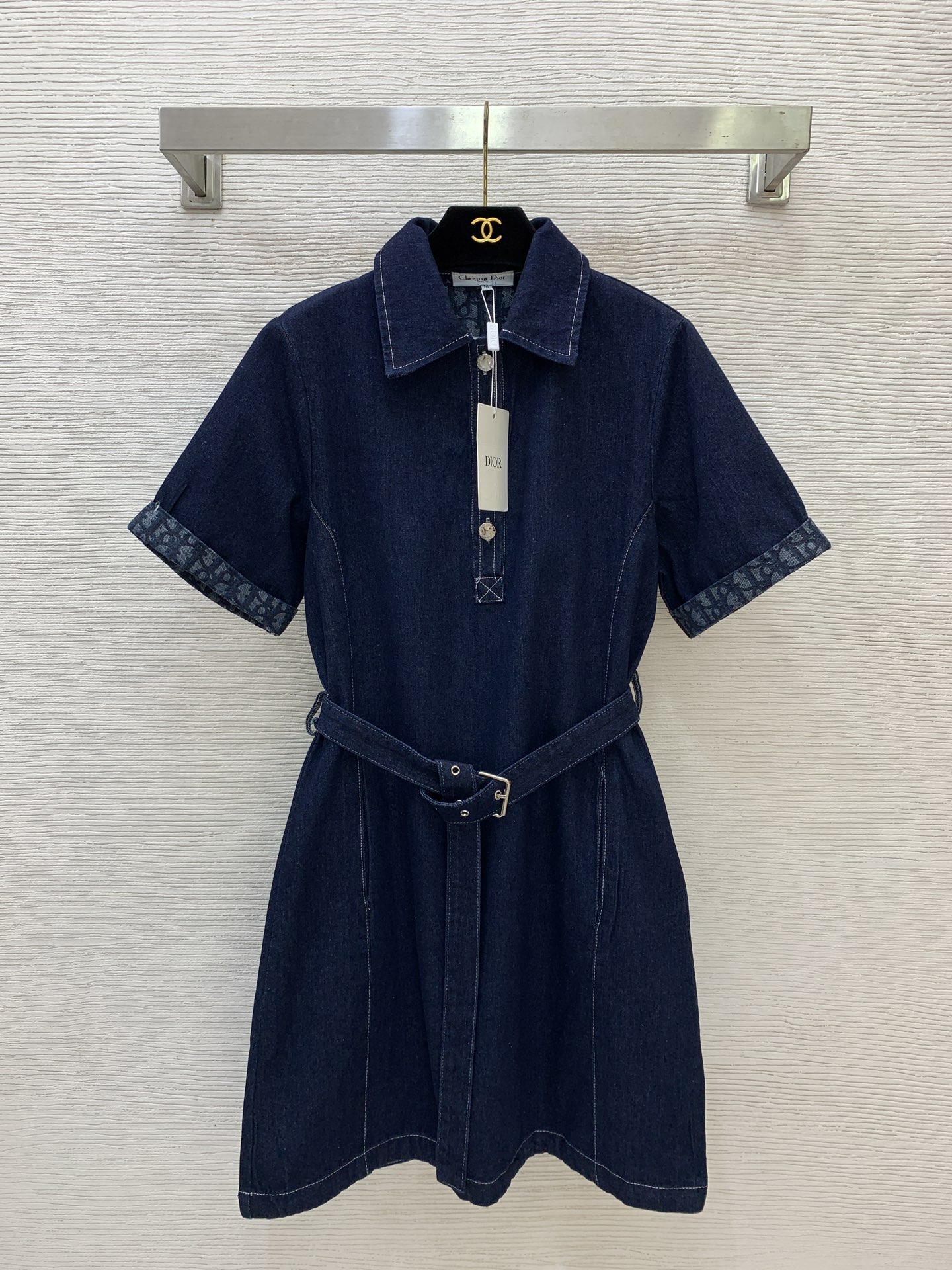 NO:872117,Model No. D26060158 Dio*’s new custom-made presbyopic letter logo printed denim fabric on the inside, half-breasted placket lapel and belt to tighten the waist to slim down the Polo collar short-sleeved denim dress!  (M size shoulder width 38, bust 98, sleeve length 24, skirt length 91),, dior, skirts, T-shirt,19860909款号D26060158 Dio*新款定制老花字母logo内里印花牛仔面料、半排扣门襟翻领搭配腰带收腰显瘦Polo领短袖牛仔连衣裙！（M码肩宽38,胸围98,袖长24,裙长91）,,dior,skirts,T-shirt,,Women's clothing