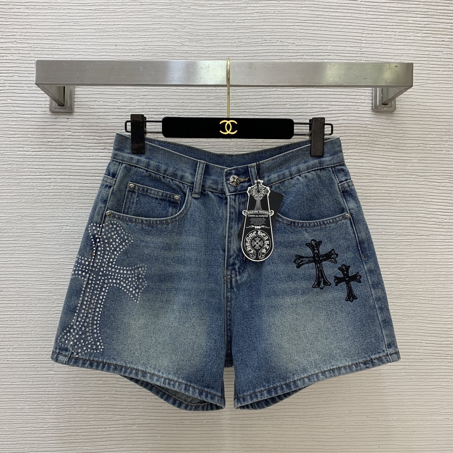 NO:863914,The highest version on the market has a little girl who inspects the goods, trims the three marks on the threads, and delivers the goods. You can send pictures and take videos. If you want quality and service, add me on WeChat. We will not accept urgent orders. Model No. G26053175 Chrome Hear*s Chrome Hear  High-end customized washed denim cotton, heavy-duty high-temperature hot diamond classic cross-printed high-waisted, slim, fashionable and versatile denim shorts!  (M size waist 72, hips 106, pants length 25), chrome hearts-clothing, chrome hearts, chrome hearts, shorts,19860909市面最高版本小妹验货、修剪线头上三标、发货可发图及拍视频,要品质要服务的加我微信,不接急单.款号G26053175 Chrome Hear*s克罗心新市面最高版本小妹验货、修剪线头上三标、发货可发图及拍视频,要品质要服务的加我微信,不接急单.款 高端定制洗水牛仔棉、重工高温烫钻经典十字架印花高腰显瘦时髦百搭牛仔短裤！（M码腰围72,臀围106,裤长25）,克罗心-服装,chrome hearts,chrome hearts,shorts,,Women's clothing