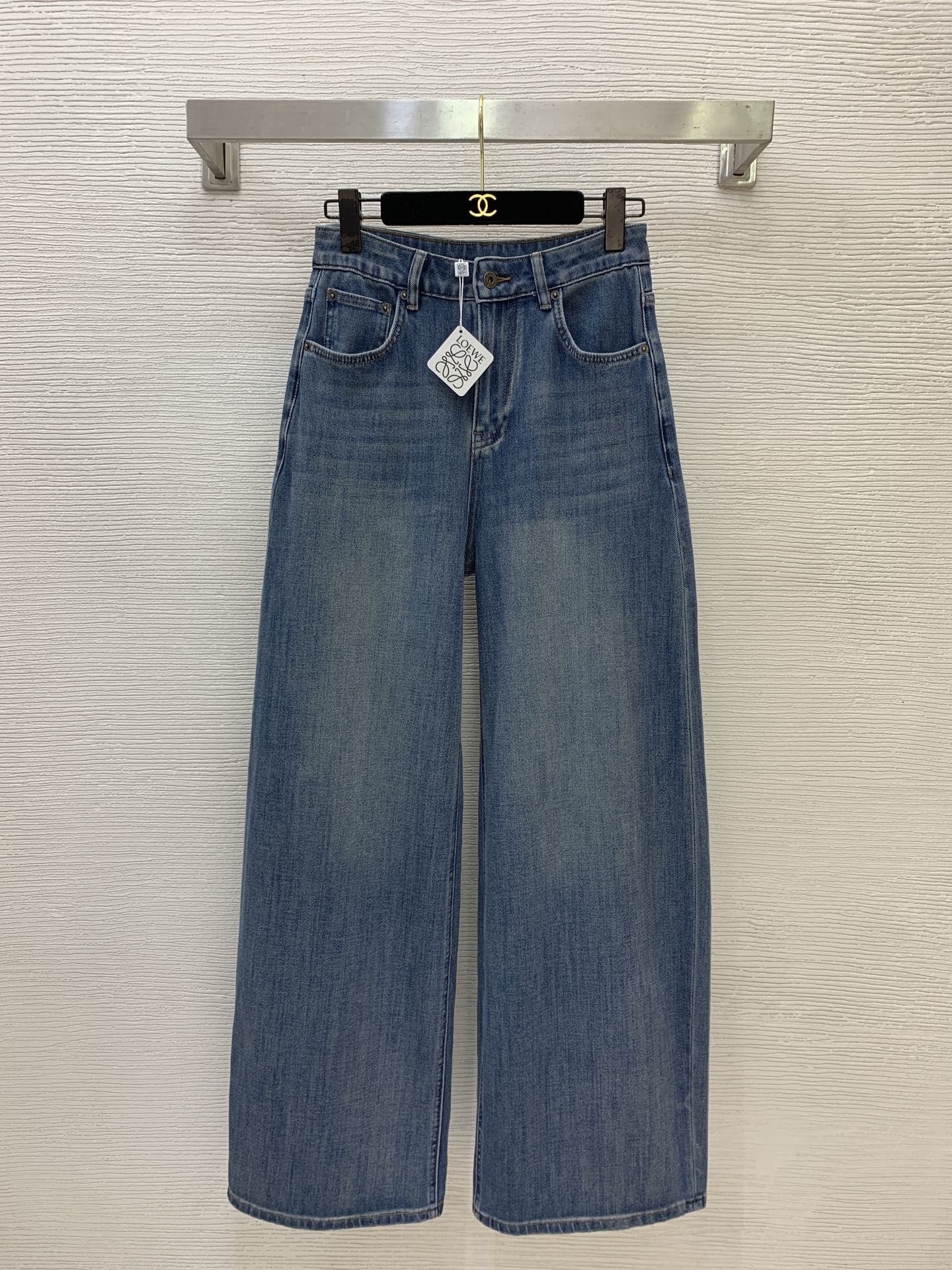 NO:863901,The highest version on the market. The girl will inspect the goods, trim the three marks on the threads, and deliver the goods. You can post pictures and take videos. If you want quality or service, please add me on WeChat. We will not accept urgent orders. Model No. G26053186 LOEW*E  The highest version on the new market, the girl will inspect the goods, trim the three marks on the threads, and ship the goods. You can post pictures and take videos. If you want quality or service, please add me on WeChat. We will not accept urgent orders. High-end customized washed denim cotton fabric, letter logo hardware accessories, YKK zipper fly, leather logo decoration, high waist slimming loose wide leg jeans!  26-27-28-29-30 (size 28: waist 66 medium stretch, hips 100, pants length 108), Loewe-clothing, loewe, loewe, jeans,19860909市面最高版本小妹验货、修剪线头上三标、发货可发图及拍视频,要品质要服务的加我微信,不接急单.款号G26053186 LOEW*E 新市面最高版本小妹验货、修剪线头上三标、发货可发图及拍视频,要品质要服务的加我微信,不接急单.款高端定制洗水牛仔棉面料、字母logo五金配件YKK拉链门襟、皮牌徽标装饰高腰显瘦宽松阔腿牛仔裤！26-27-28-29-30（28码:腰围66中弹力,臀围100,裤长108）,罗意威-服装,loewe,loewe,jeans,,Women's clothing