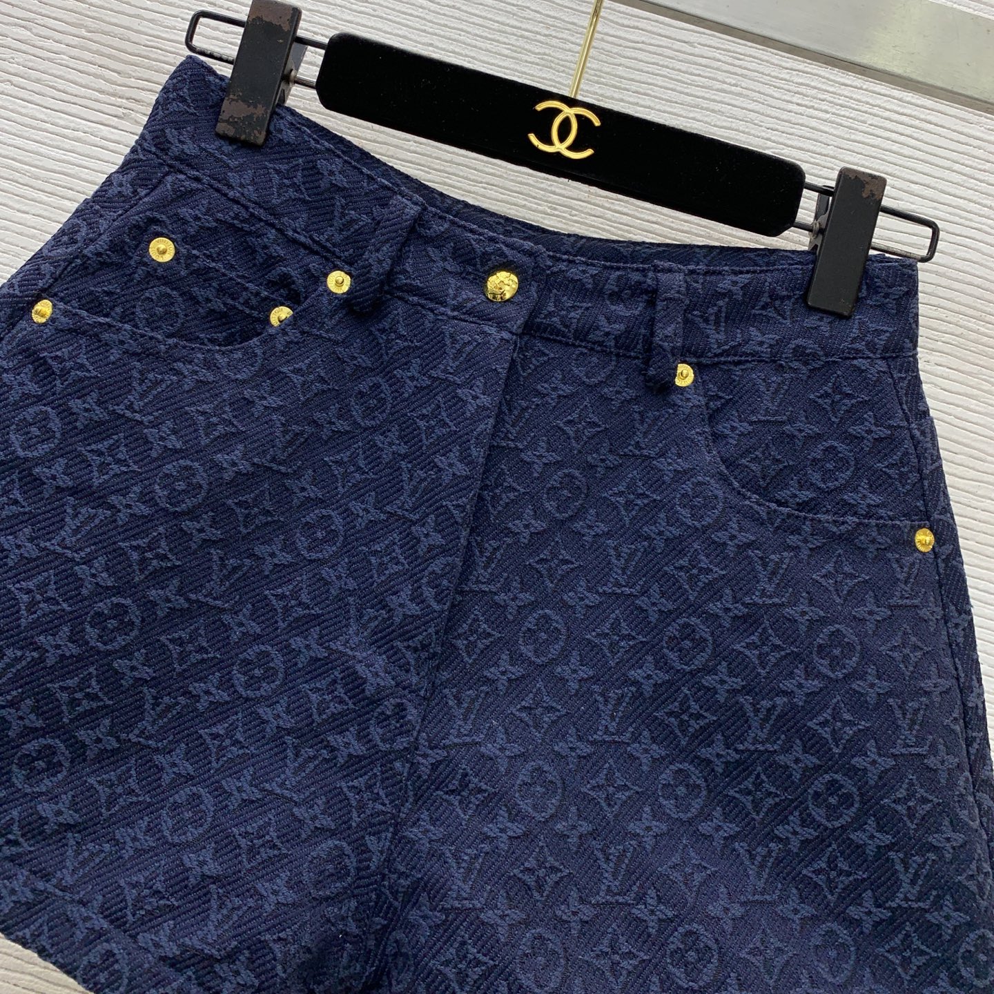 Женские джинсовые шорты с фактурным рисунком и золотистыми заклёпками Louis Vuitton