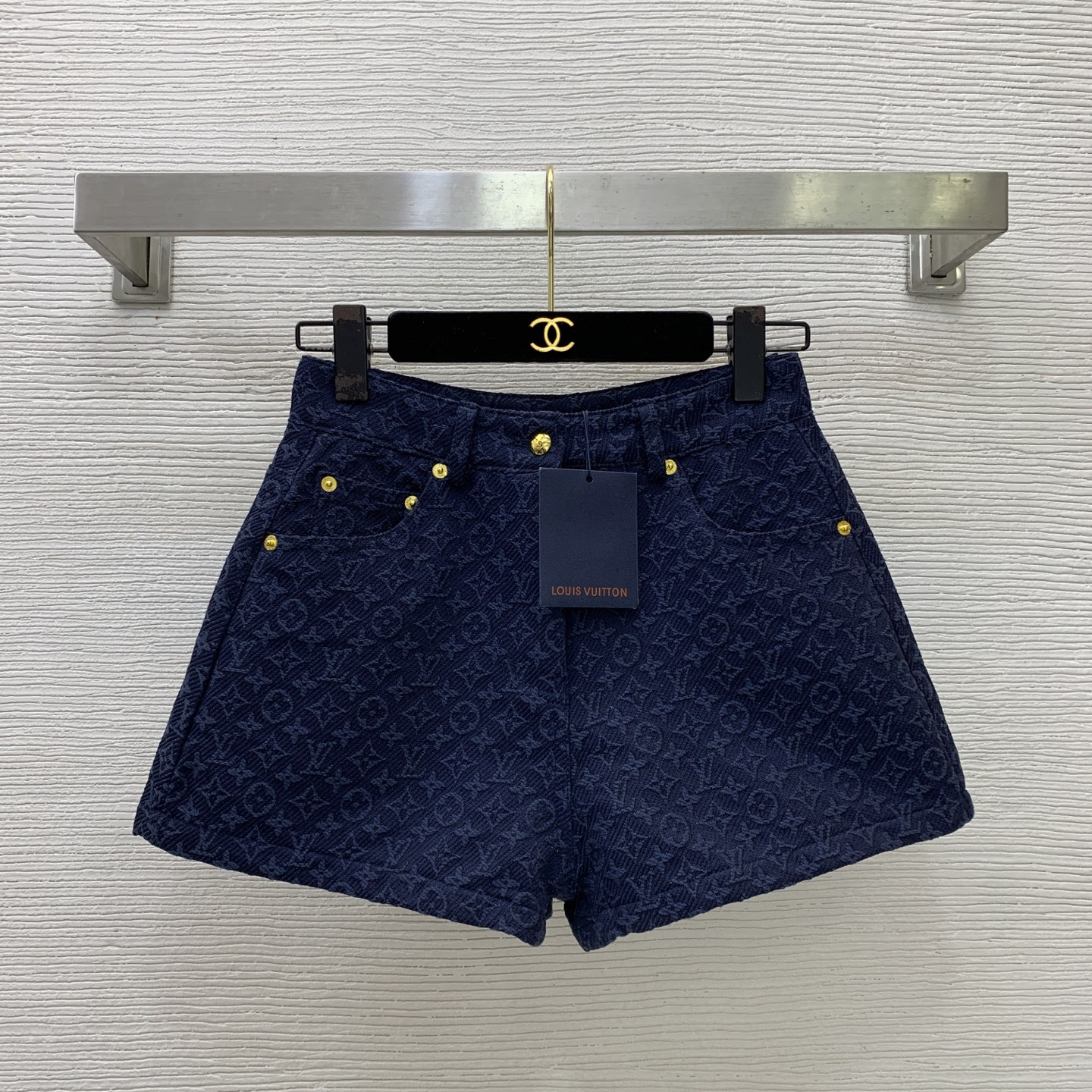 NO:872108,Style No. D26060157 LOUIS*Lvjia LV new model, customized textured presbyopic letter logo jacquard fabric, using letter logo gold hardware accessories, anchor button, zip fly, mid-high waist denim shorts!  (S size waist 64, hips 100, pants length 31),,louis vuitton,louis vuitton,louis vuitton,louis vuitton,shorts,19860909款号D26060157 LOUIS*驴家LV新款 定制肌理感老花字母logo提花面料、采用字母logo金色五金配件船锚纽扣拉链门襟中高腰牛仔短裤！（S码腰围64,臀围100,裤长31）,,louis vuitton,louis vuitton,louis vuitton,louis vuitton,shorts,,Women's clothing