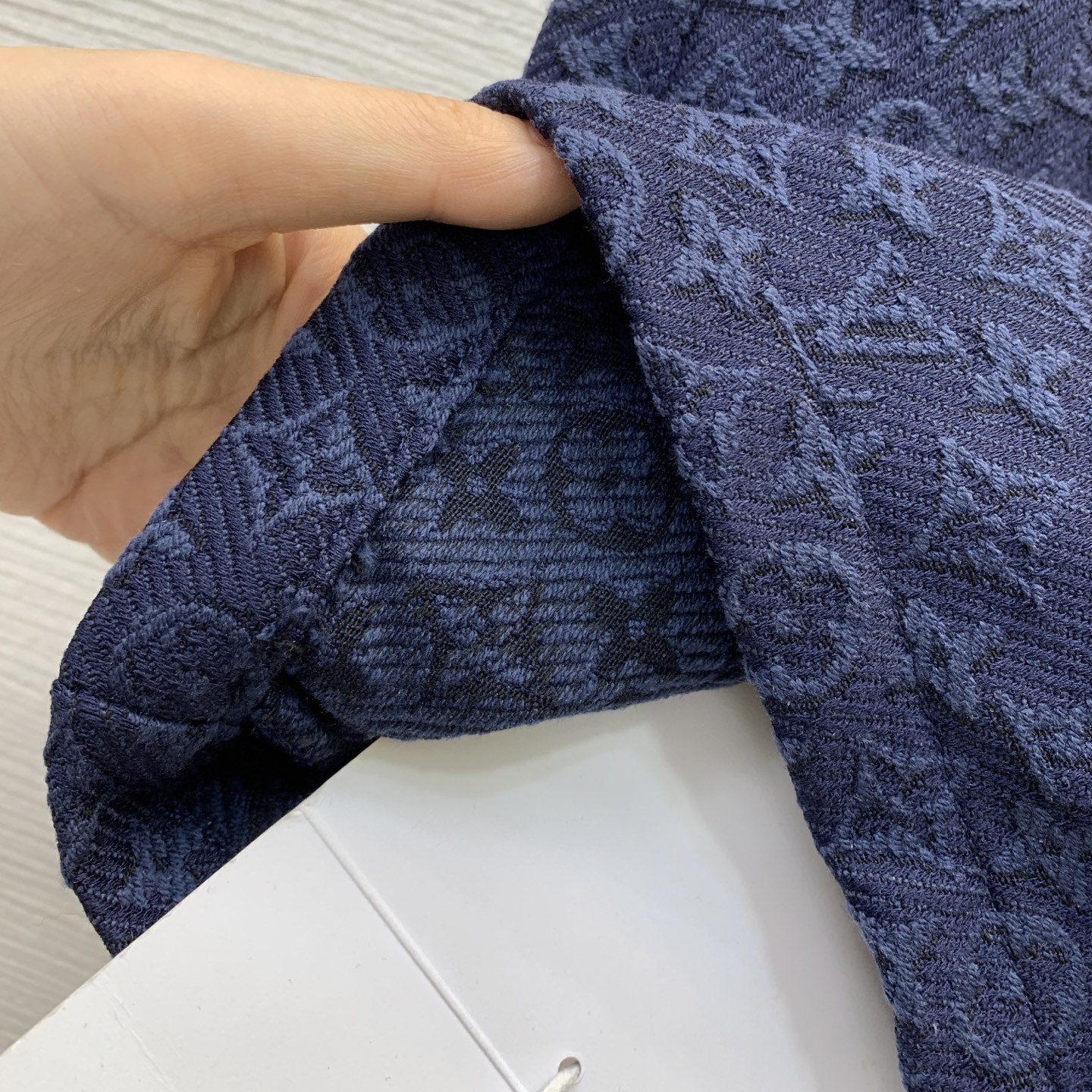 Женские джинсовые шорты с фактурным рисунком и золотистыми заклёпками Louis Vuitton