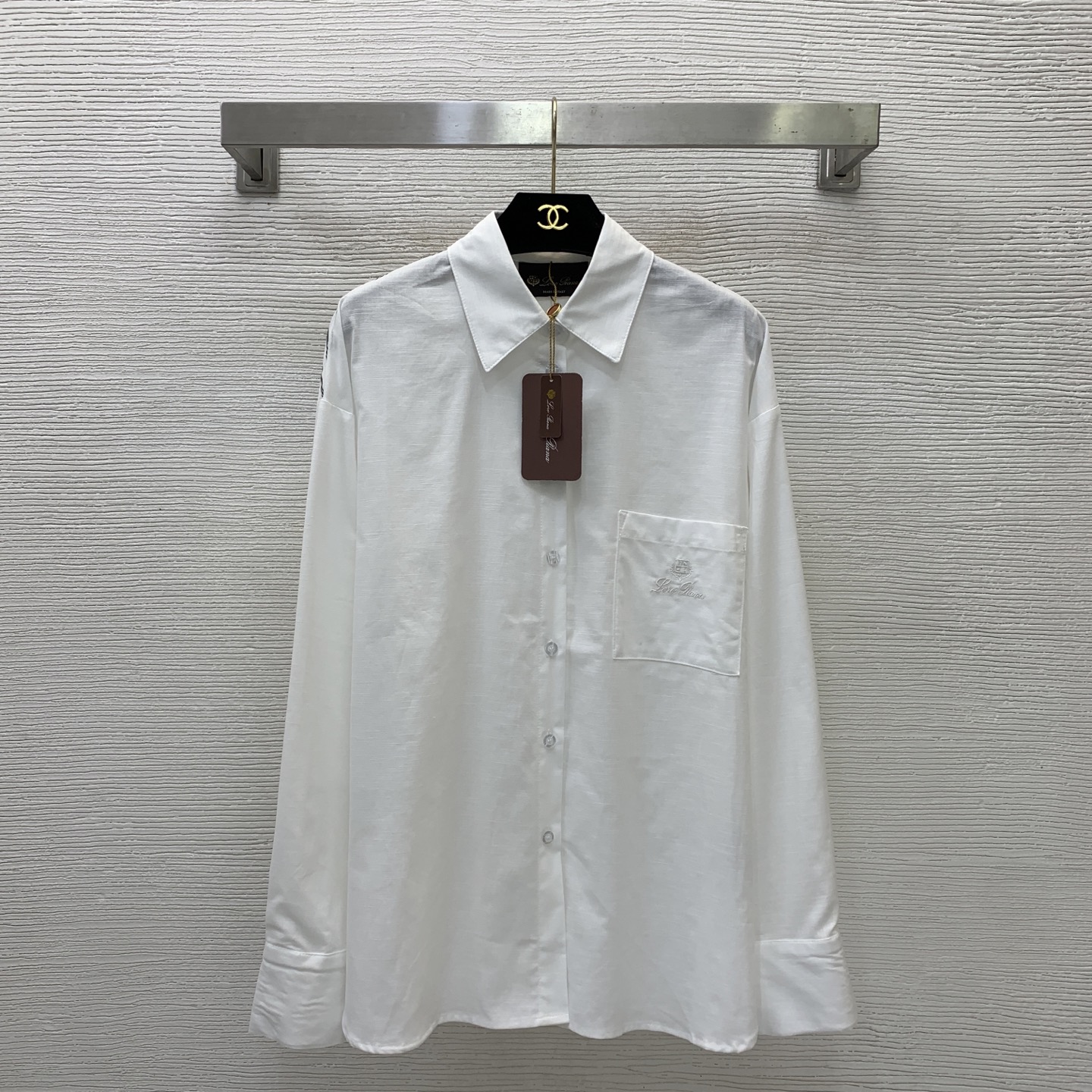 NO:870035,Style No. D26053064 Loro Pian*a new LP customized linen fabric old money style chest pocket embroidered logo badge back stripe splicing fashionable foreign style loose and versatile lapel long-sleeved shirt!  Army green, white, (L size shoulder width 54, chest 120, sleeve length 57, dress length 72),,loro piana,loro piana,19860909款号D26053064 Loro Pian*a新款LP定制亚麻面料老钱风胸前口袋刺绣logo徽章后背条纹拼接时髦洋气宽松百搭翻领长袖衬衣！军绿、白色、（L码肩宽54,胸围120,袖长57,衣长72）,,loro piana,loro piana,,Women's clothing