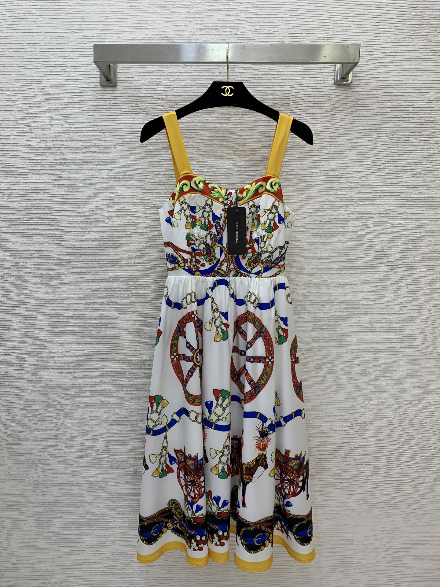 NO:858828,The girl of the highest version on the market will inspect the goods, trim the three marks on the threads, and ship the goods. If you want quality and service, please add me on WeChat. We will not accept urgent orders. Model No. D26062752 & Dolce & Gabbana DG* The latest version of the girl on the market will inspect the goods, trim the three marks on the threads, and ship the goods. If you want quality and service, please add me on WeChat. We will not accept urgent orders.  Contrast color edge tassel hanging decoration retro pattern wheel pattern print waist slimming large skirt strapless strap dress!  (M size bust 80~96, elastic back, waist 70, skirt length 104), Dolce & Gabbana-clothing, Dolce&Gabbana, skirts,19860909市面最高版本小妹验货、修剪线头上三标、发货可发图及拍视频,要品质要服务的加我微信,不接急单.款号D26062752 &杜嘉班纳DG*新市面最高版本小妹验货、修剪线头上三标、发货可发图及拍视频,要品质要服务的加我微信,不接急单.款 撞色边流苏挂饰复古花纹车轮图案印花收腰显瘦大裙摆抹胸式吊带连衣裙！ （M码胸围80～96后背打揽弹力,腰围70,裙长104）,杜嘉班纳-服装,Dolce&Gabbana,skirts,,Women's clothing