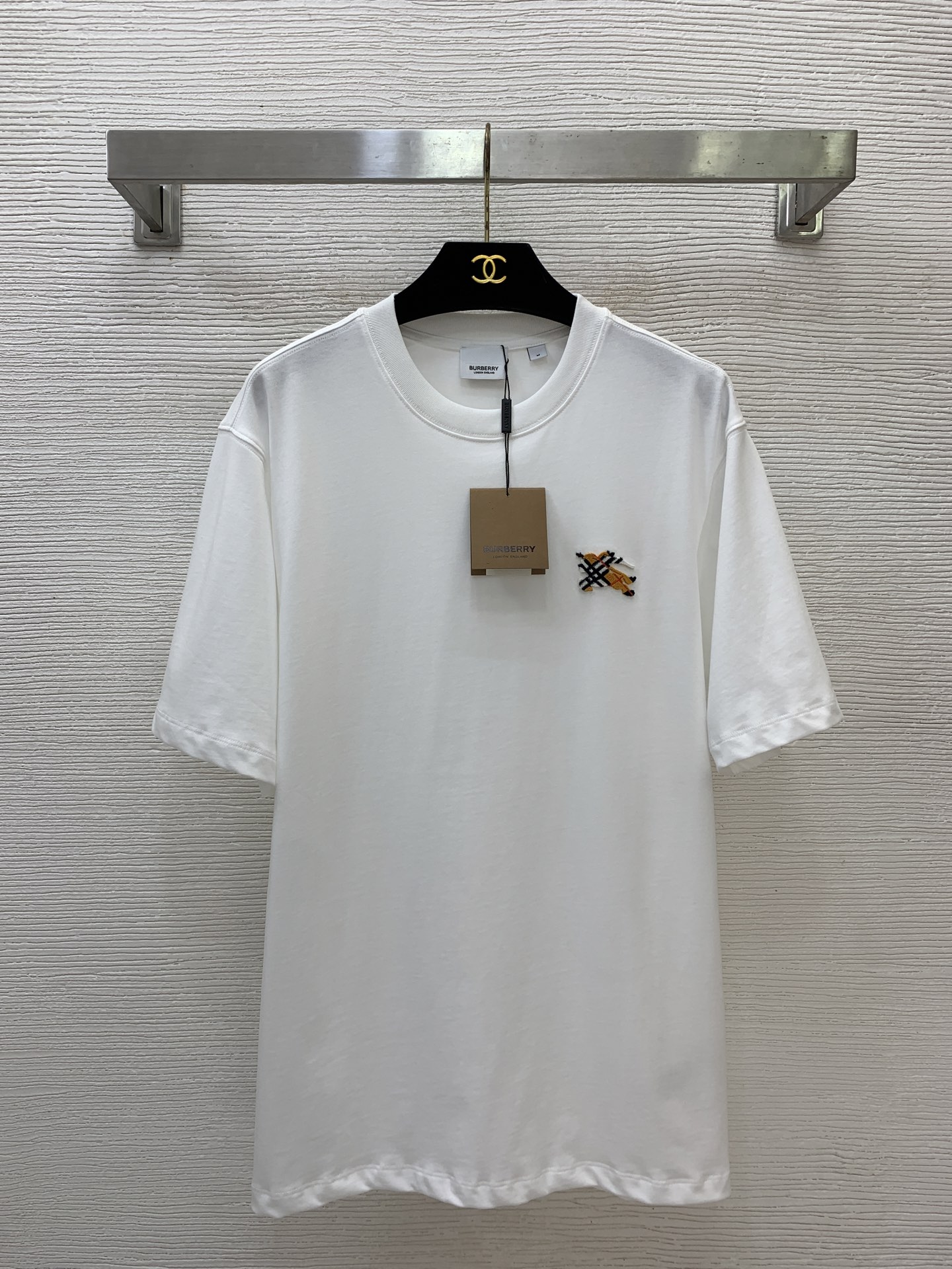 NO:872134,Model No. G26060157 BURBERR*Y new style, high-end customization, selected high-quality pure cotton fabrics, Toothbrush Knight War Horse B family’s classic logo, casual and versatile wide version round neck short-sleeved T-shirt top!  Black, white, (M size shoulder width 44, chest 98, sleeve length 24, clothing length 71),, burberry, T-shirt, tees, t-shirt,19860909款号G26060157 BURBERR*Y新款 高端定制精选优质纯棉面料 牙刷骑士战马B家经典徽标、休闲百搭宽大版圆领短袖t恤上衣！黑色、白色、（M码肩宽44,胸围98,袖长24,衣长71）,,burberry,T-shirt,tees，t-shirt,,Women's clothing