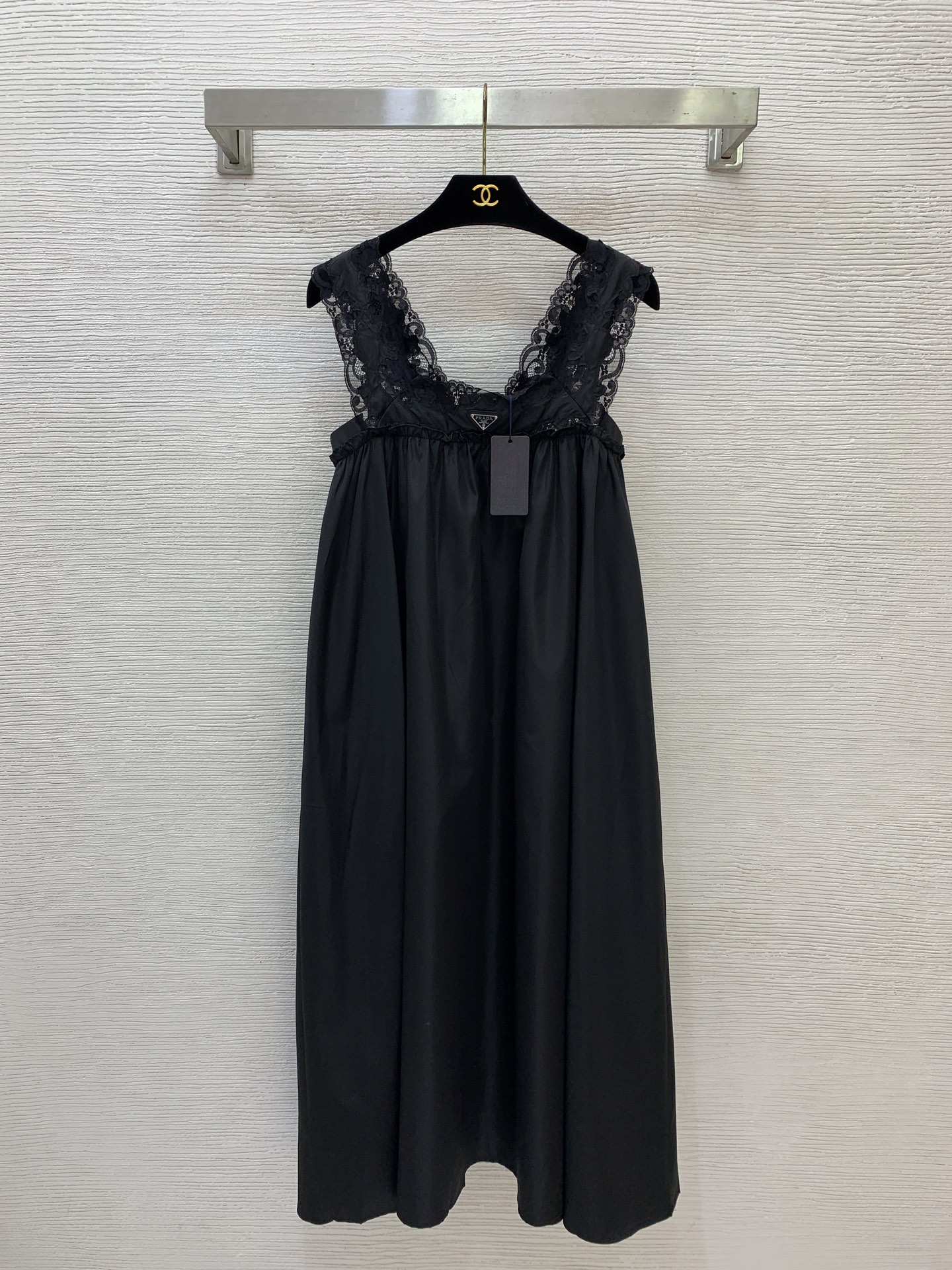 NO:873430,Model No. D26060287 PRAD*A new P family customized metal triangle logo logo lace splicing loose hidden flesh tube top suspender dress!  Black, (M size bust 74~94, elastic back, skirt length 110),, prada, skirts,19860909款号D26060287 PRAD*A新款 P家定制金属三角标logo蕾丝拼接宽松藏肉抹胸吊带连衣裙！黑色,（M码胸围74～94后背弹力,裙长110）,,prada,skirts,,Women's clothing